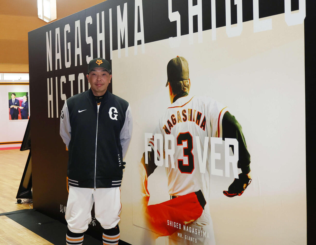 春季キャンプが行われているひなた宮崎県総合運動公園で、開催されている長嶋茂雄展を見学する巨人阿部監督（撮影・増田悦実）