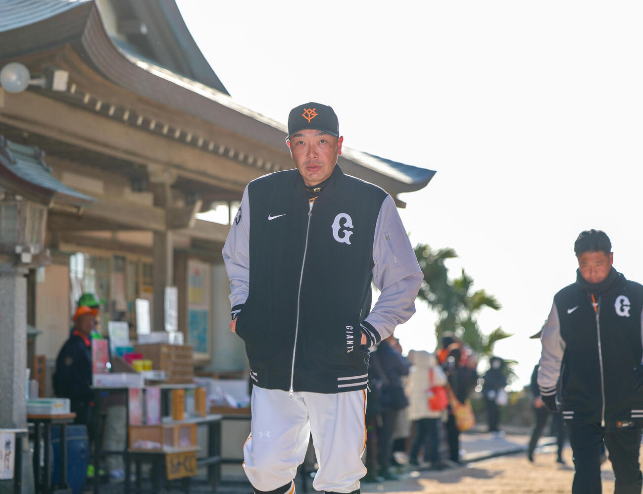 青島神宮へ参拝に向かう巨人阿部監督（撮影・増田悦実）