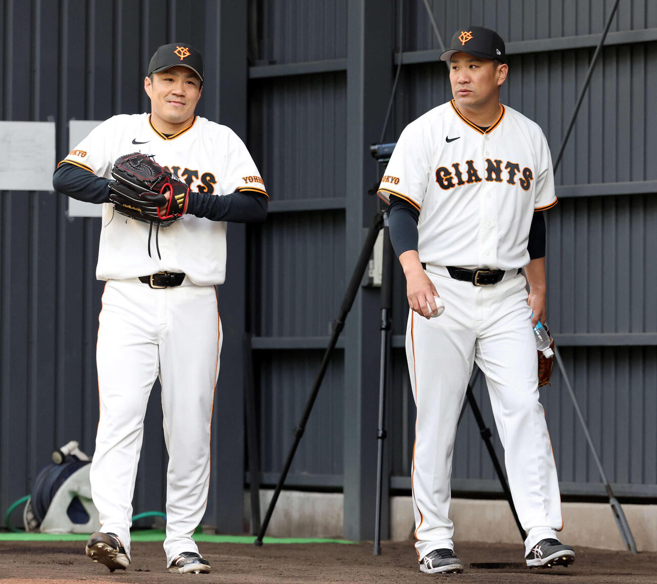 一緒にブルペンに入る巨人則本（左）と田中将（撮影・浅見桂子）