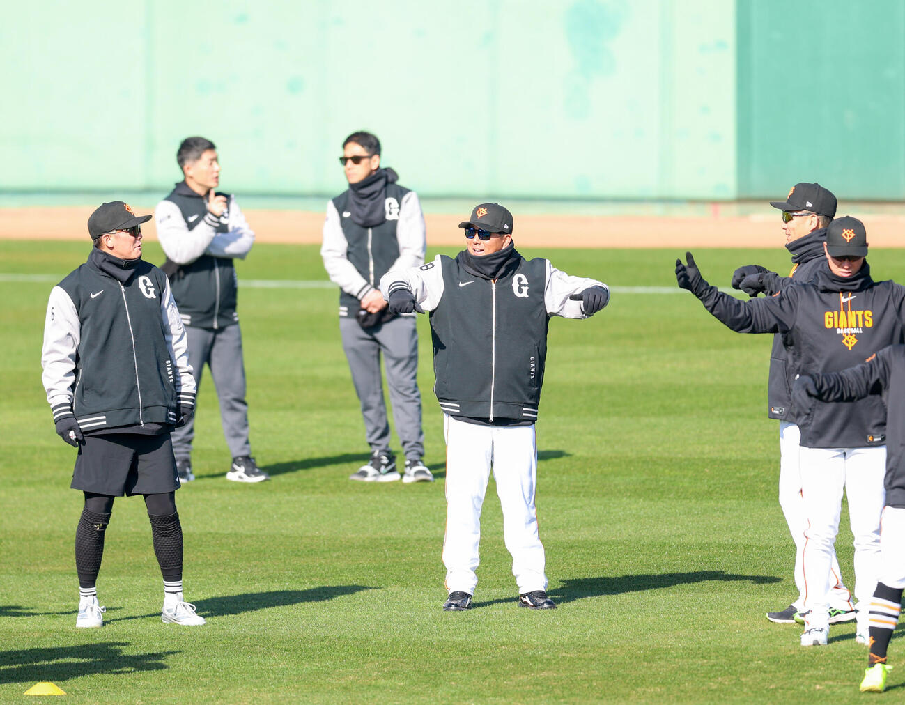 春季キャンプのストレッチで話す左から巨人坂本勇、甲斐、田中将（撮影・増田悦実）