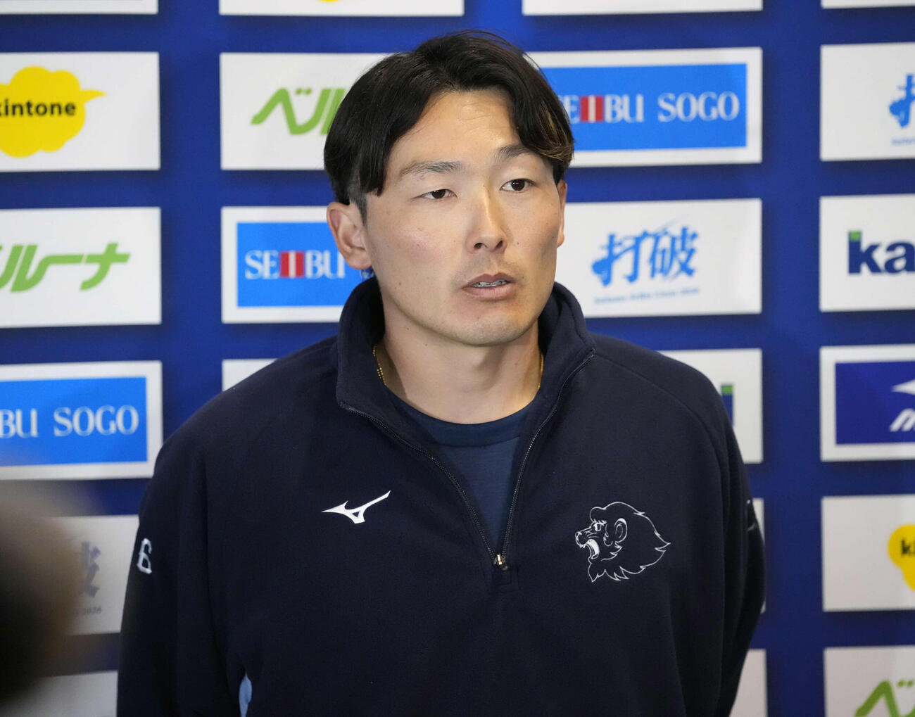 練習後囲み取材に応じる西武源田（撮影・小島史椰）