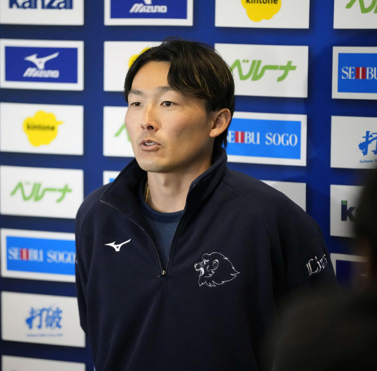 練習後囲み取材に応じる西武源田（撮影・小島史椰）