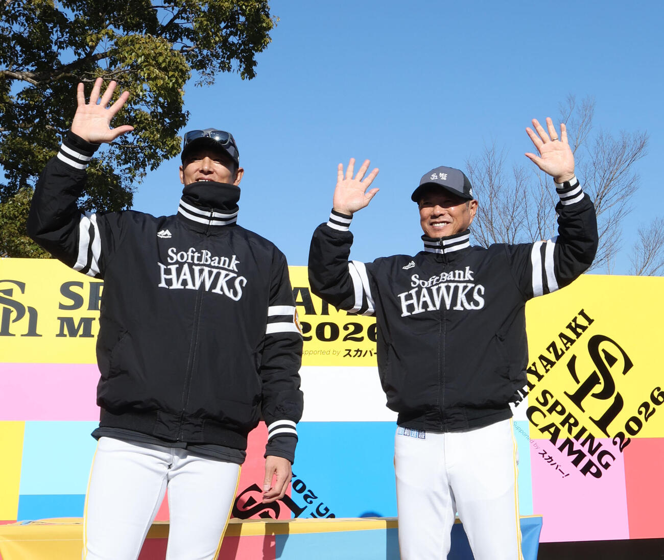 サイン会を終えたソフトバンク斉藤2軍監督（左）と小久保監督はファンに向かって手を振る（撮影・梅根麻紀）