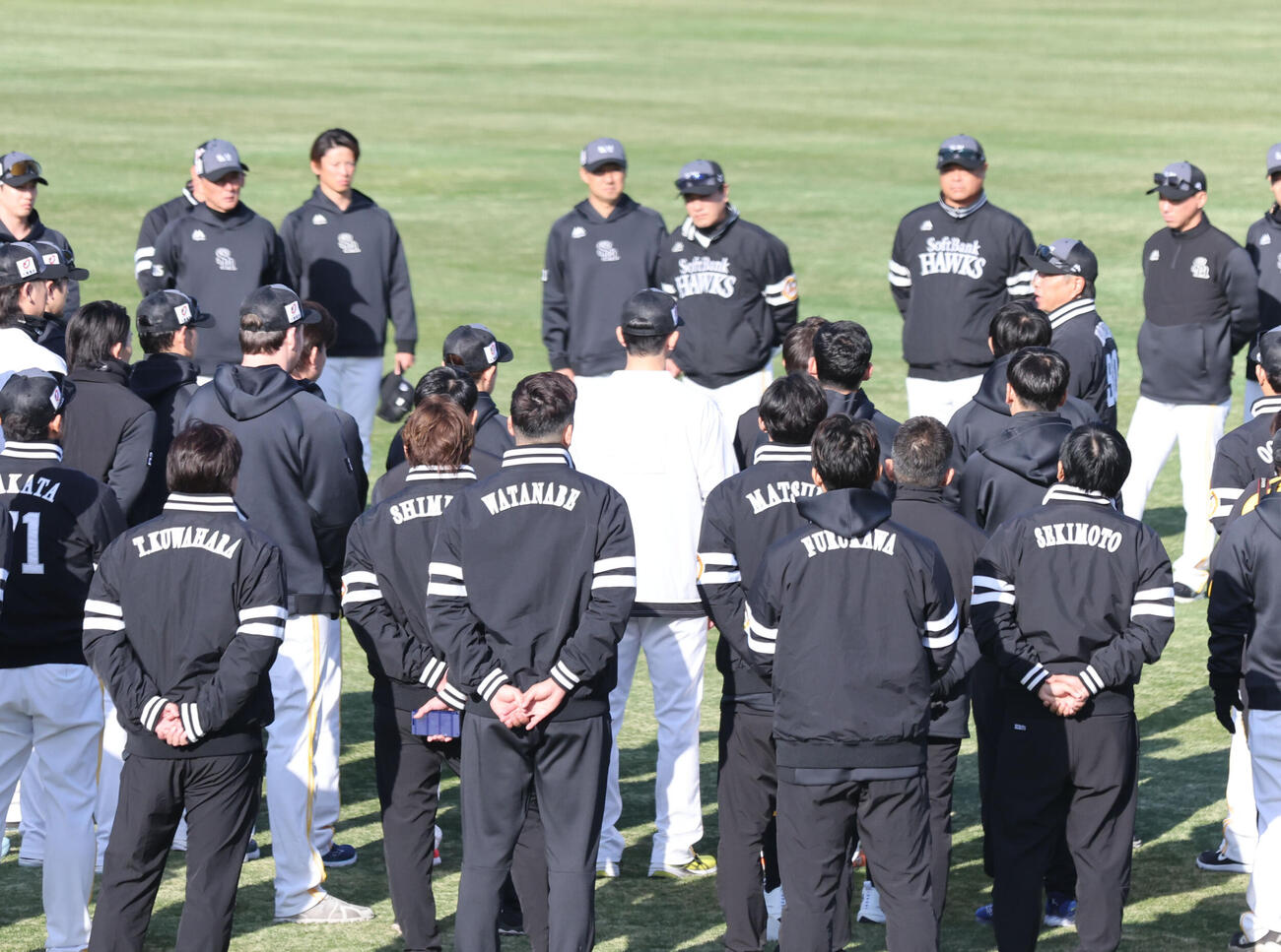 練習前、ナインに話をするソフトバンク小久保監督（撮影・梅根麻紀）