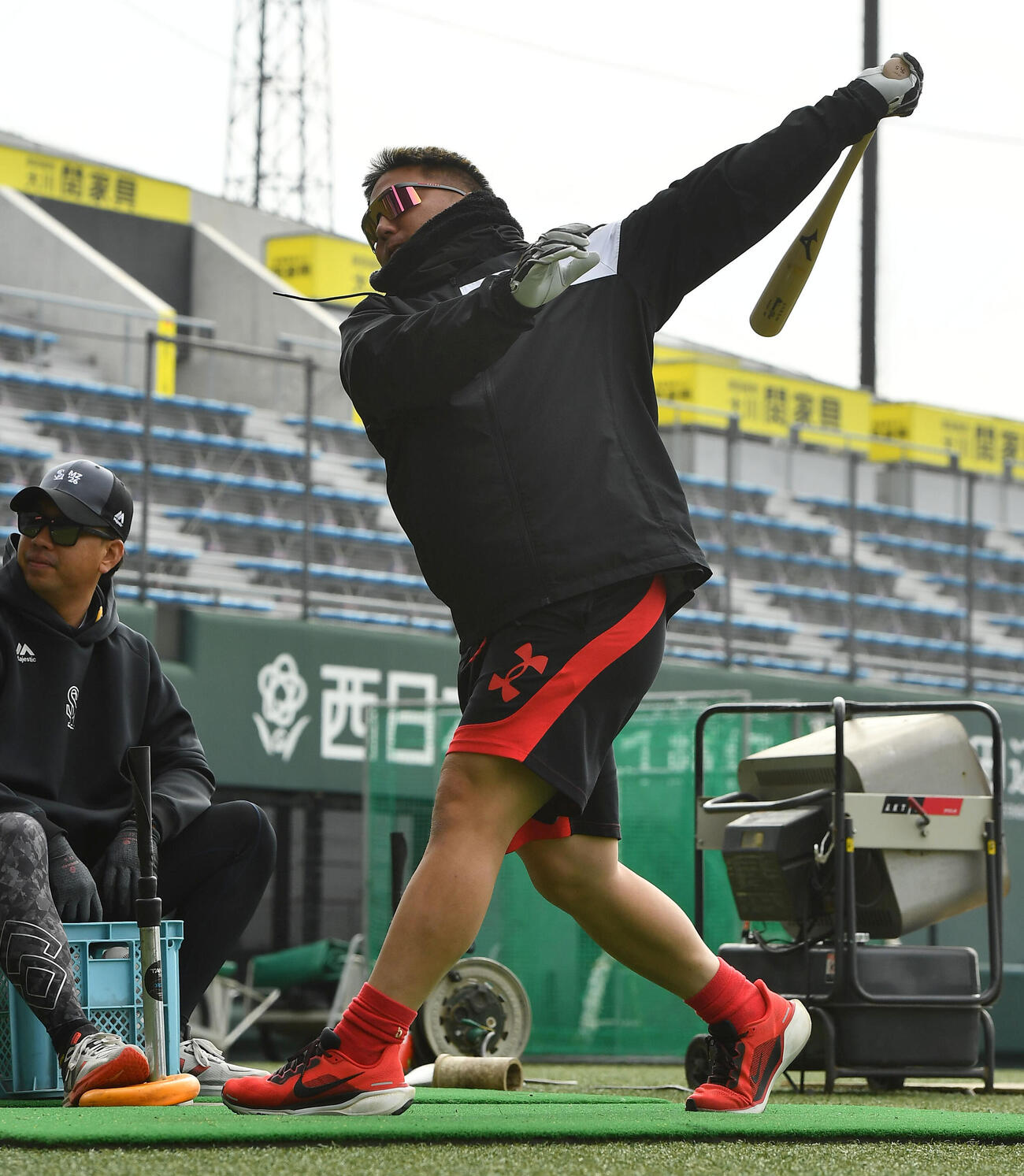 ティー打撃を行うソフトバンク山川（撮影・岩下翔太）