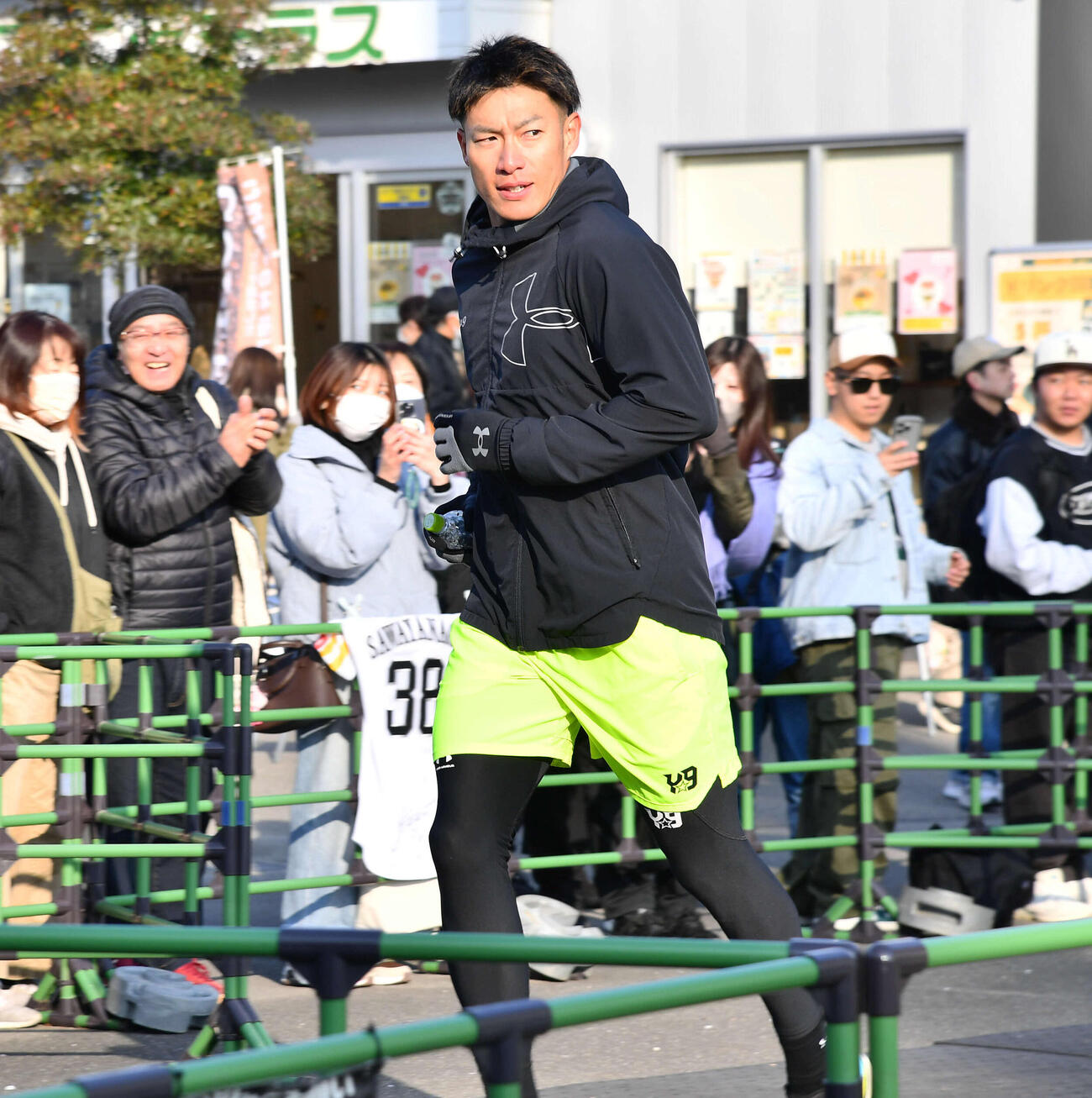メイン球場へ向かうソフトバンク柳田（撮影・岩下翔太）