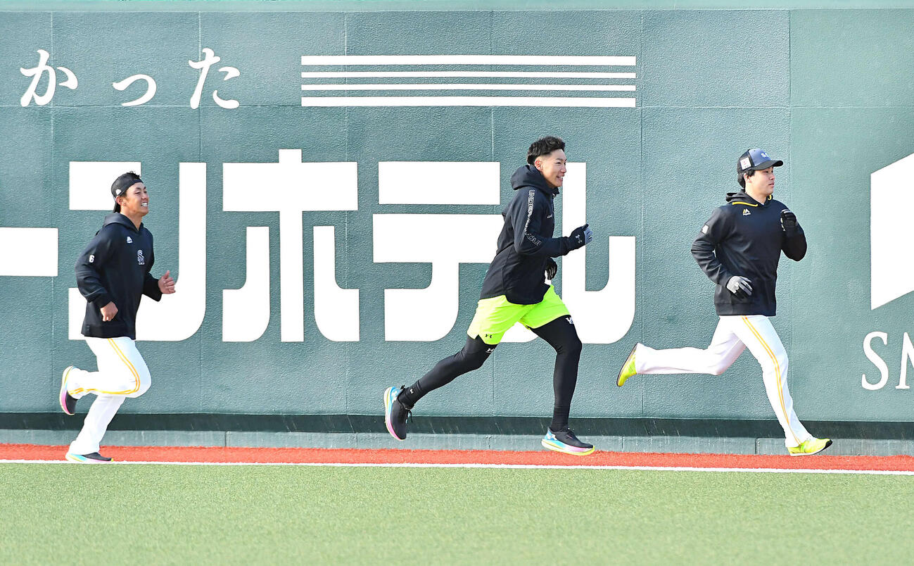 走り込みを行う、右からソフトバンク藤井、柳田、今宮（撮影・岩下翔太）