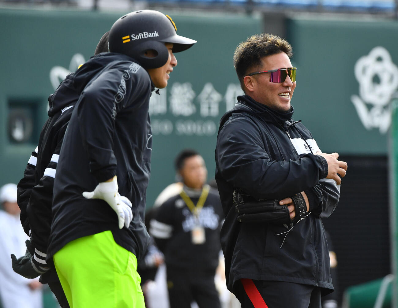 柳田（左）と談笑するソフトバンク山川（撮影・岩下翔太）