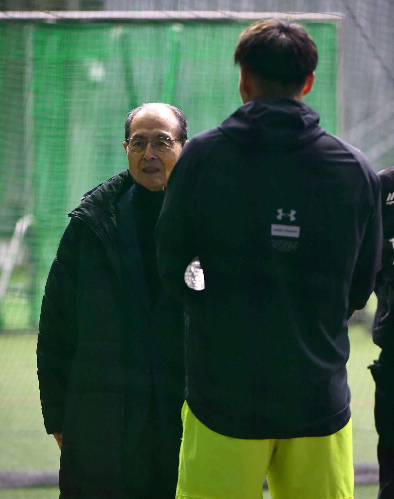 筑後キャンプ初日の視察に訪れたソフトバンク王球団会長（左）は柳田と話す（撮影・岩下翔太）