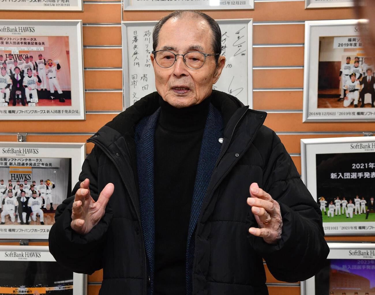 筑後キャンプ初日の視察を終えて囲み取材を受けるソフトバンク王球団会長（撮影・岩下翔太）