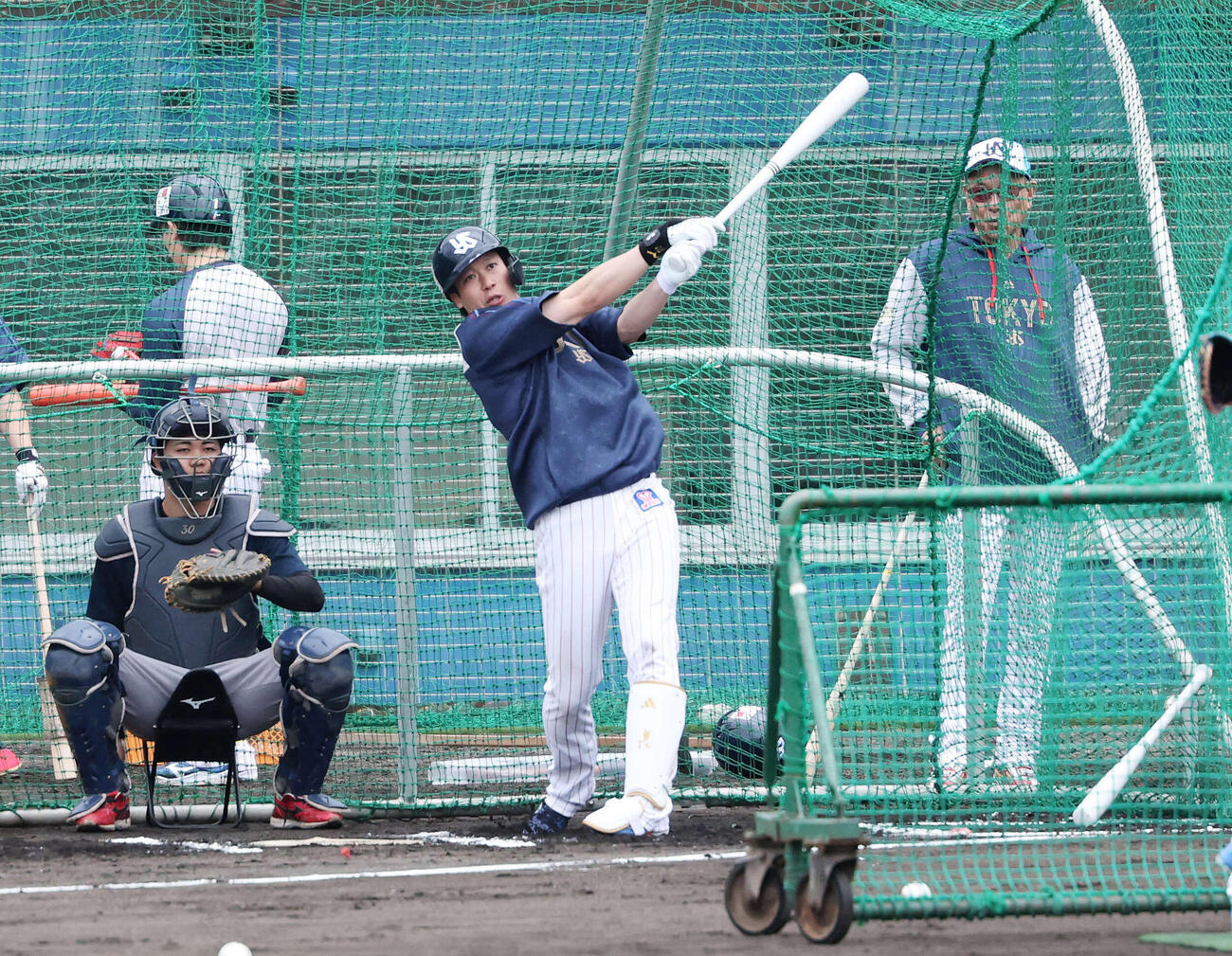 フリー打撃するするヤクルト山田と池山監督（右）（撮影・鈴木正人）　