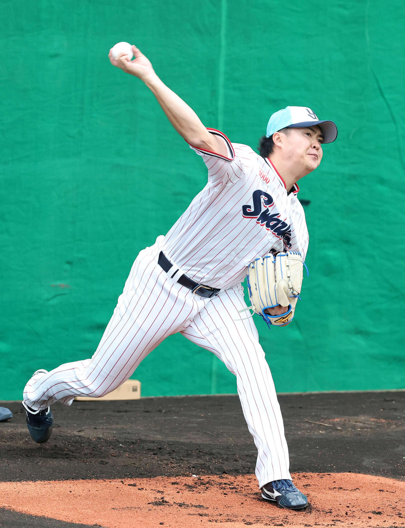 ブルペンで投球練習するヤクルト松本健（撮影・鈴木正人）　