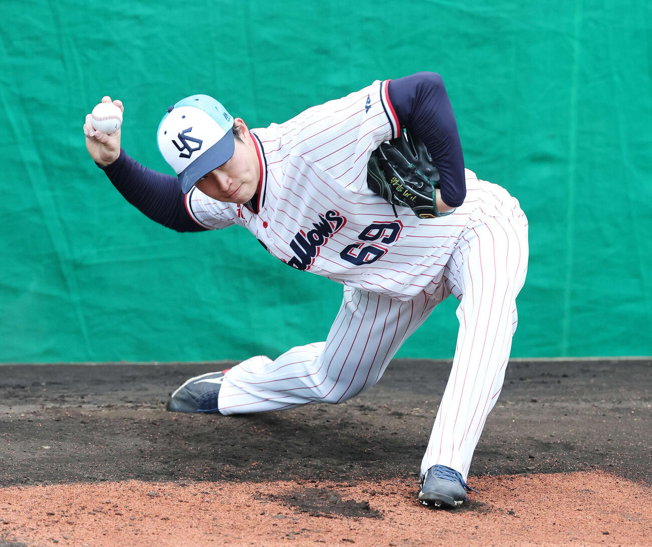ブルペンで投球練習するヤクルト下川（撮影・鈴木正人）　