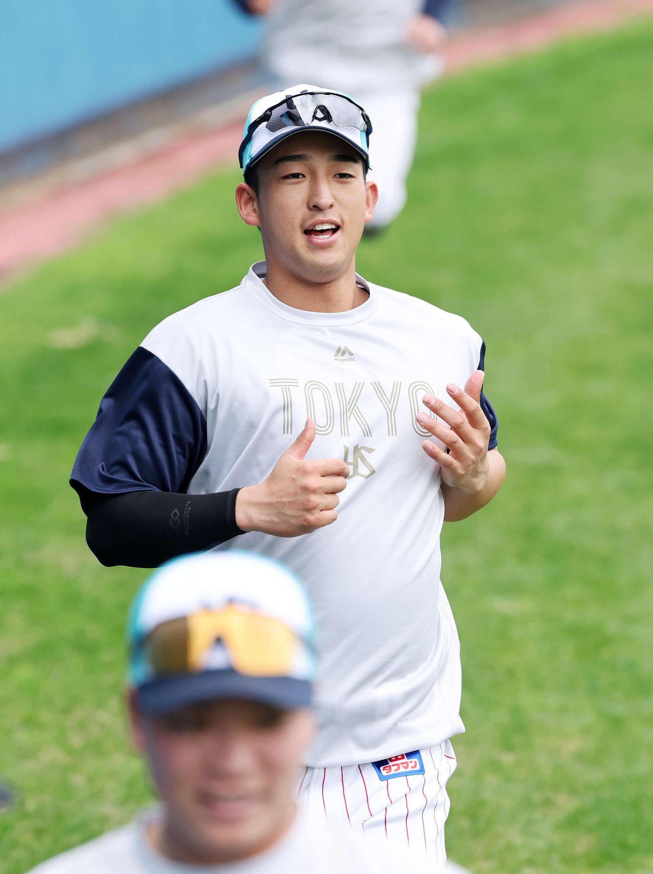 インターバル走するヤクルト松下（撮影・鈴木正人）　