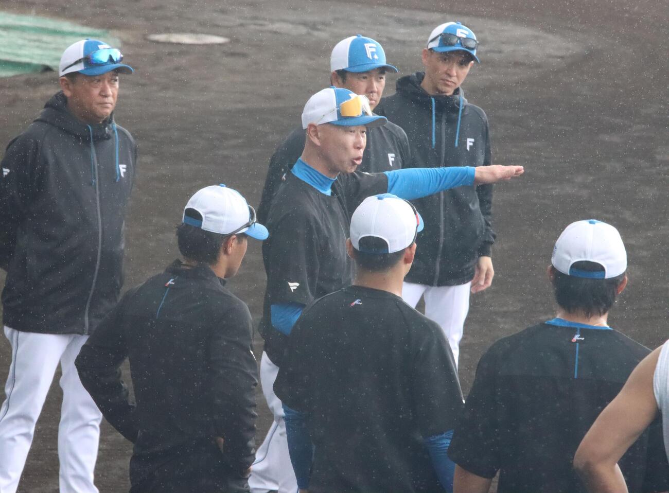 走塁練習前に選手に指示を出す日本ハム森本コーチ（撮影・永野高輔）