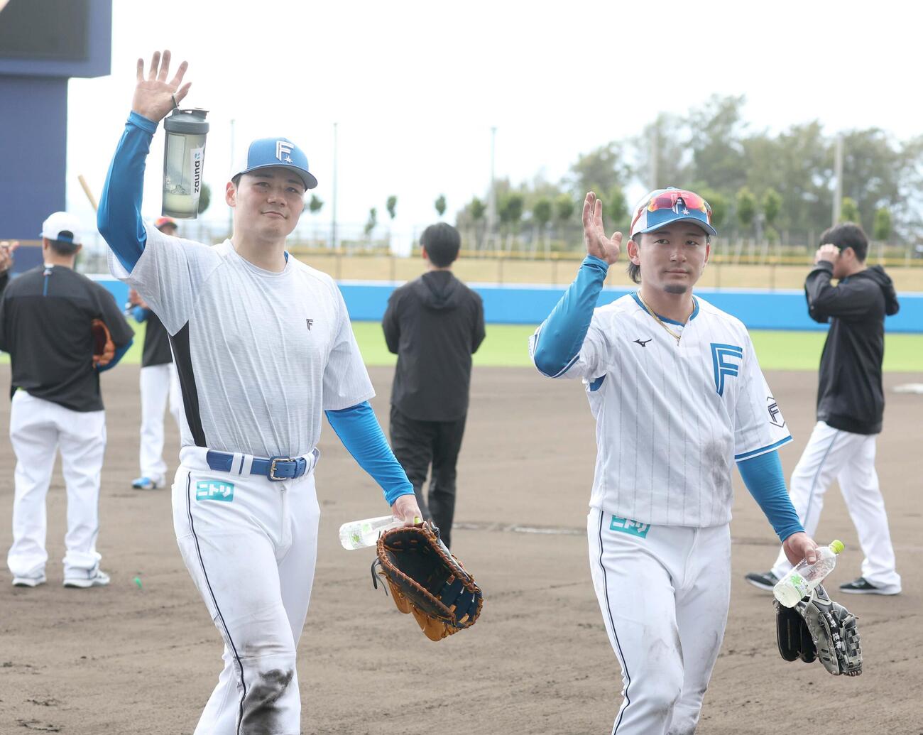 特守後、スタンドに向かって手を振る清宮幸（左）と水野（撮影・黒川智章）