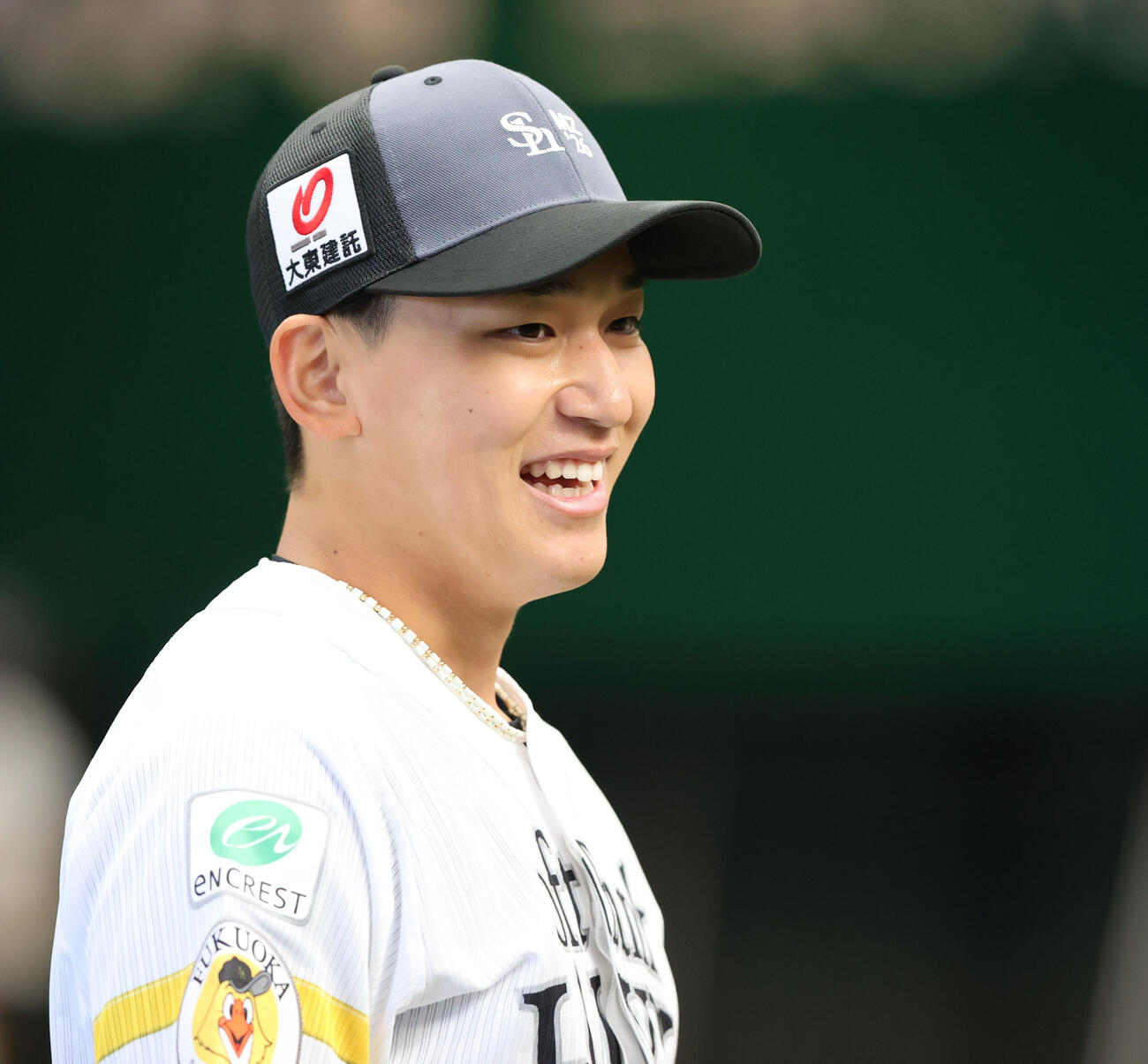 ブルペンでの投げ込みを終えたソフトバンク前田悠は笑顔を見せる（撮影・梅根麻紀）