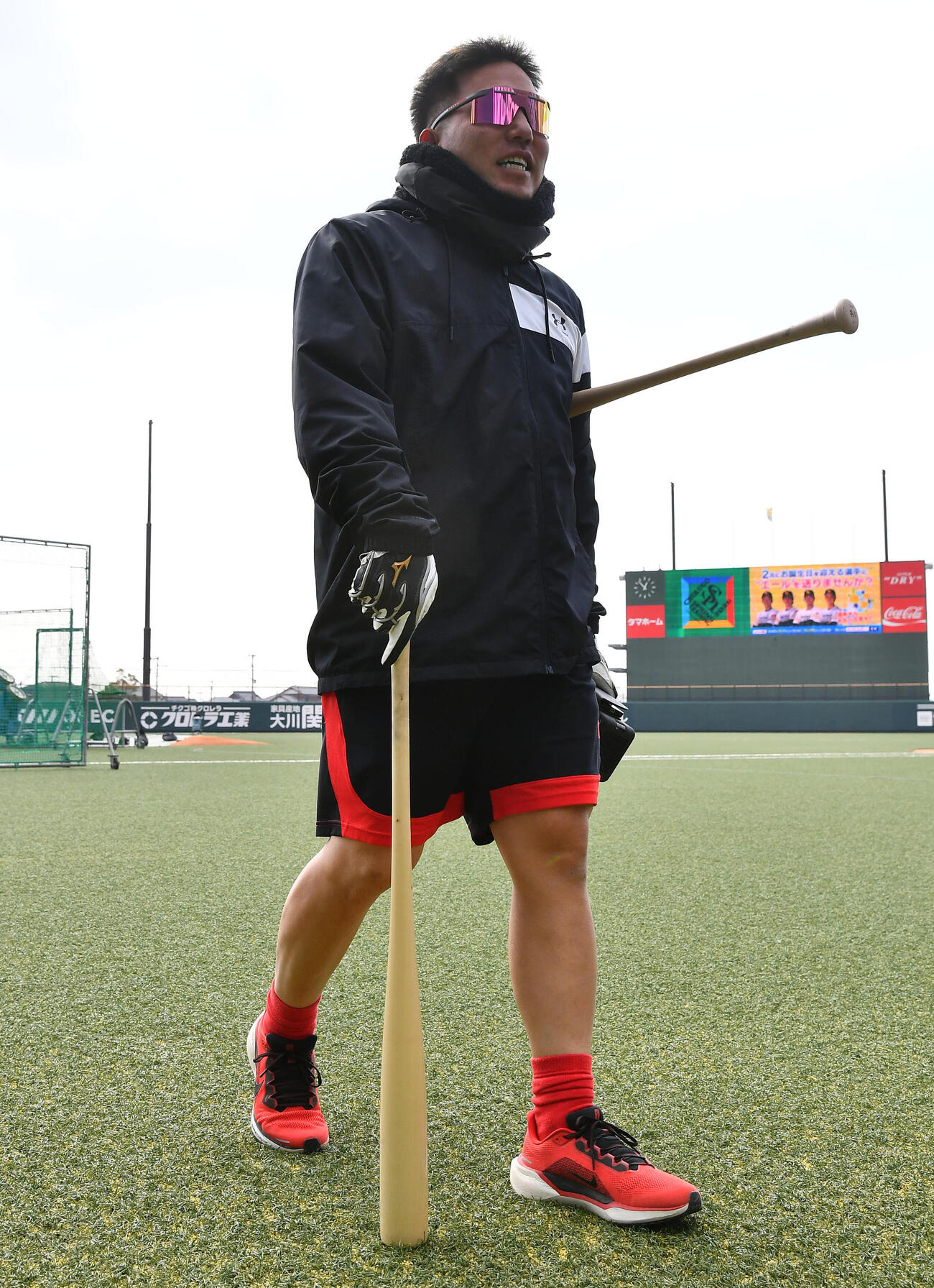 フリー打撃を終えて移動するソフトバンク山川（撮影・岩下翔太）