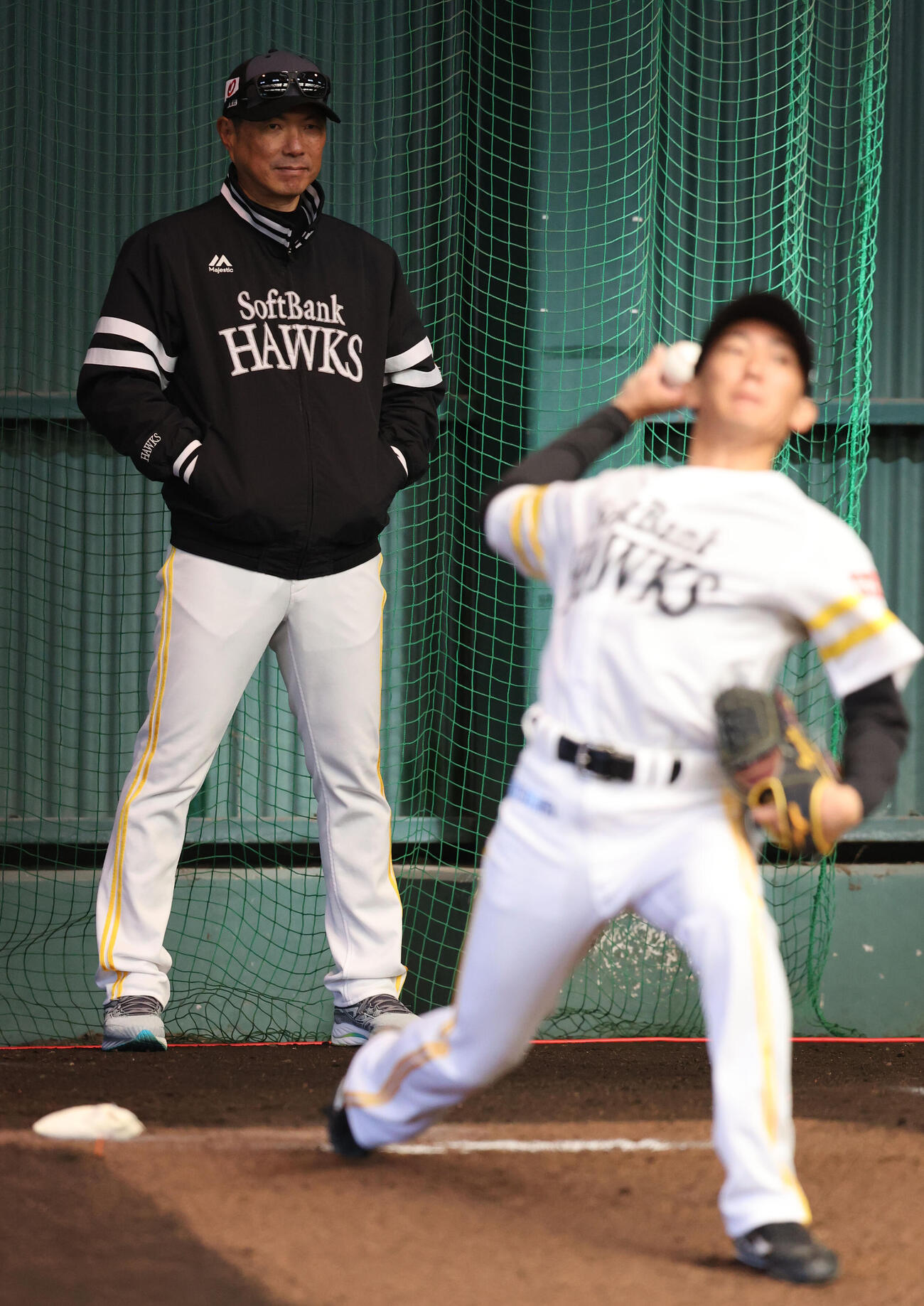 後方から大津の投球を見守るソフトバンク小久保監督（撮影・梅根麻紀）