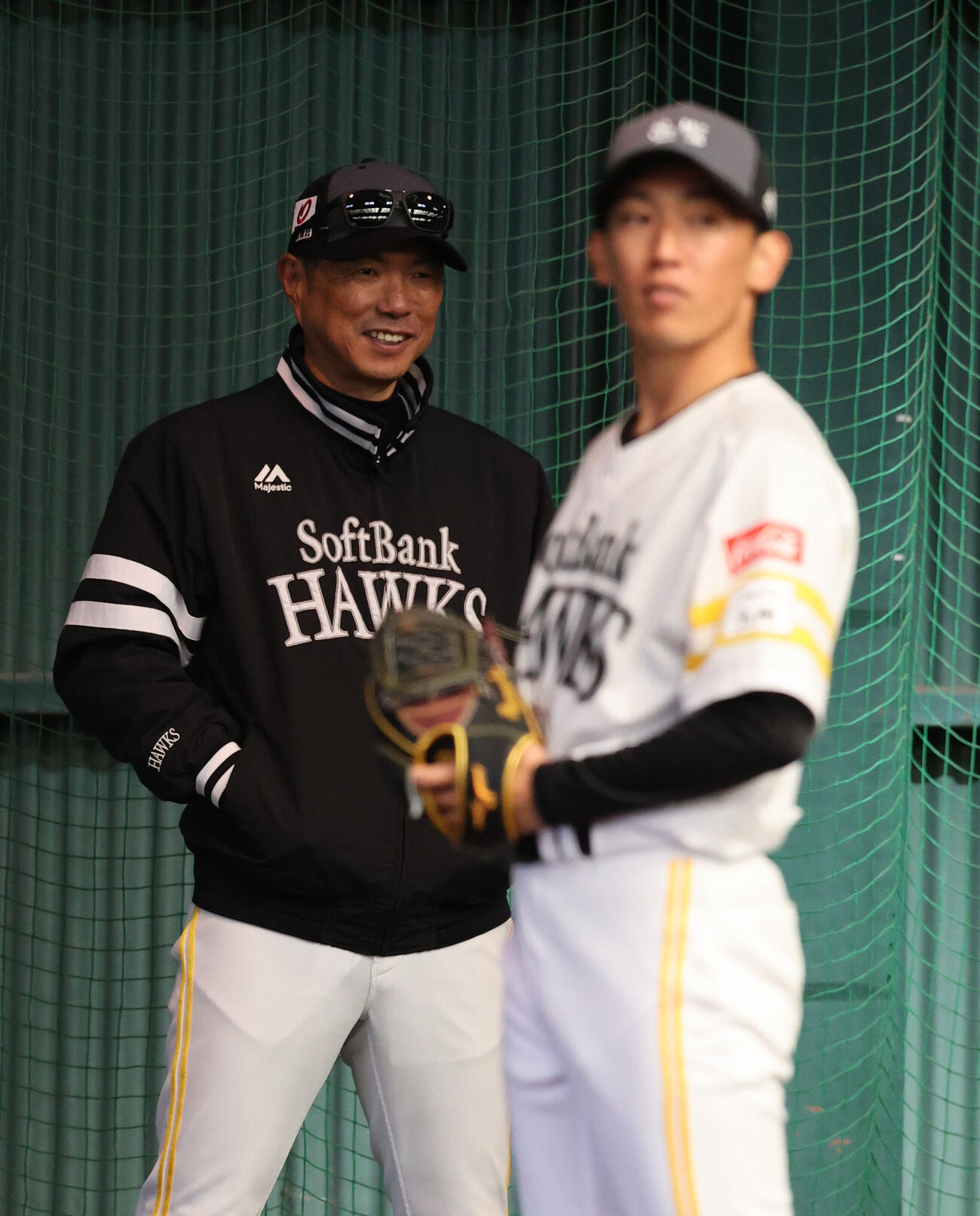 後方から大津の投球を見守るソフトバンク小久保監督（撮影・梅根麻紀）