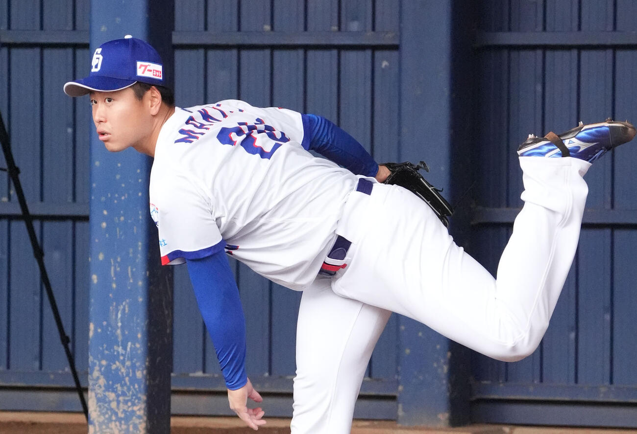 ブルペンで投球練習をする牧野（撮影・森本幸一）