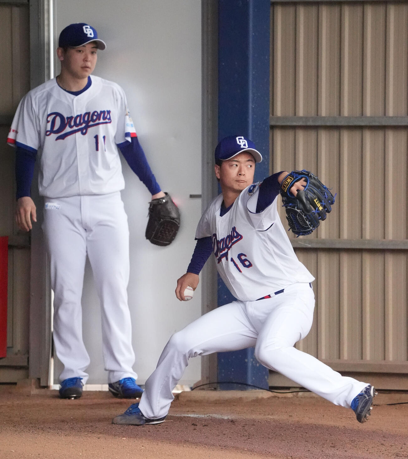 ブルペンで投球練習をする桜井（右）左は中西（撮影・森本幸一）
