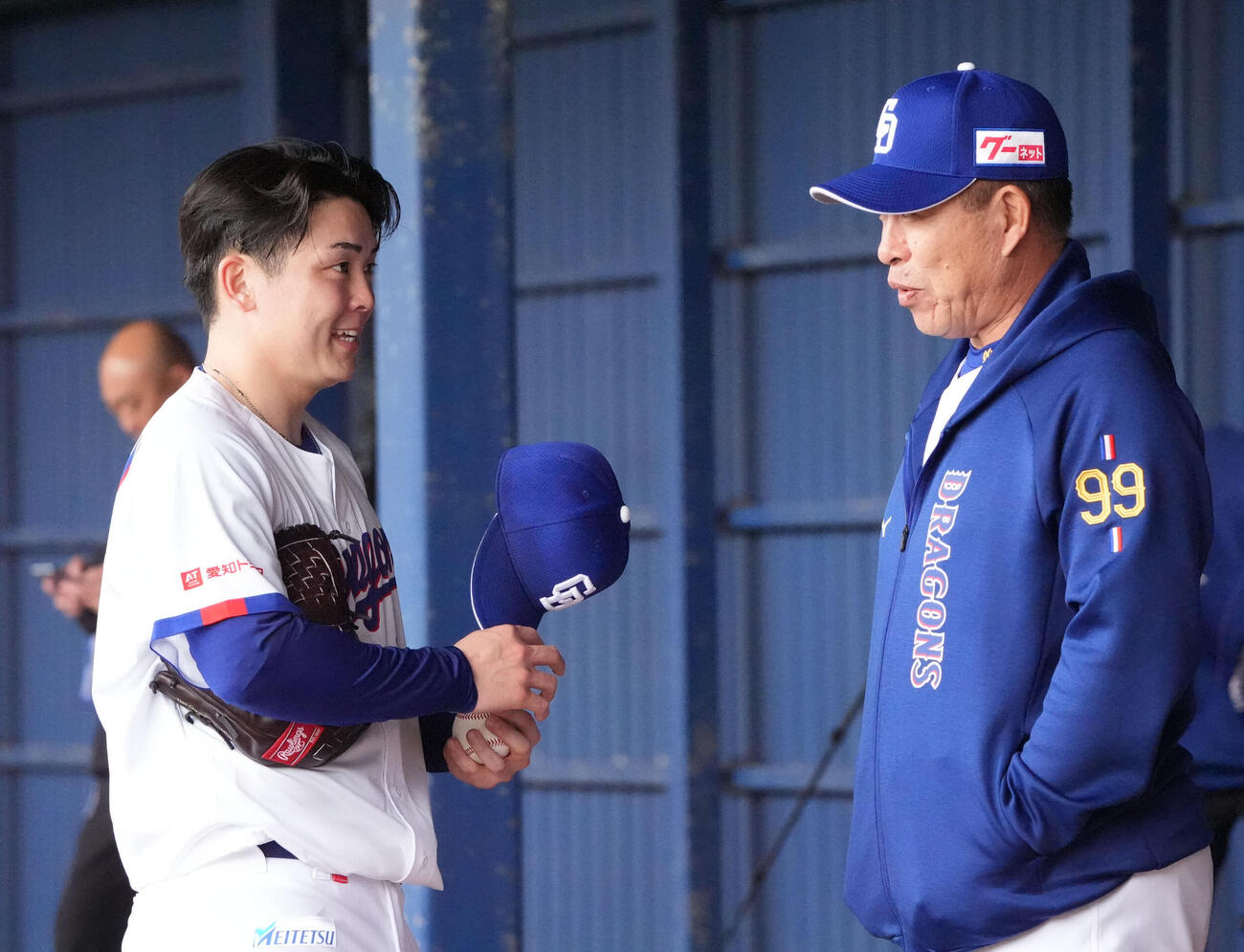 ブルペンで言葉を交わす中西（左）と井上監督（撮影・森本幸一）