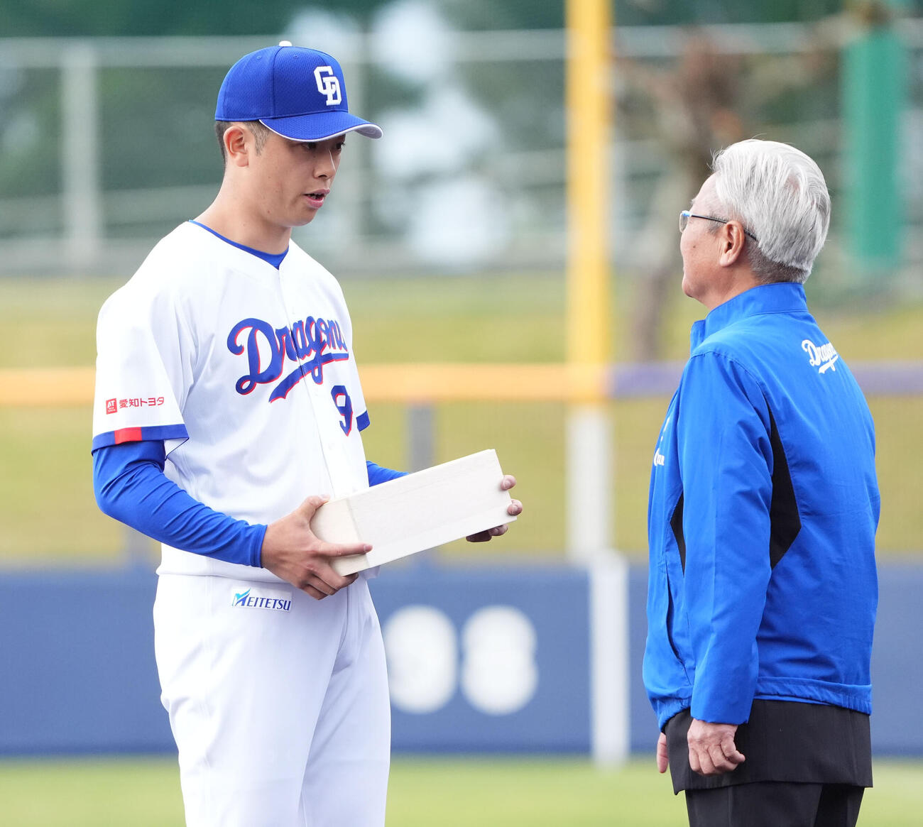 松山（左）はキャンプインセレモニーでセーブ王タイトルの記念品を贈呈される（撮影・森本幸一）
