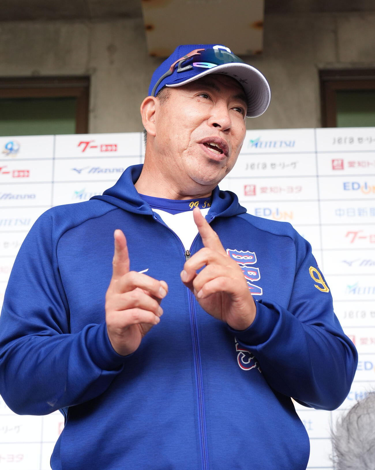 取材に応じる井上監督（撮影・森本幸一）