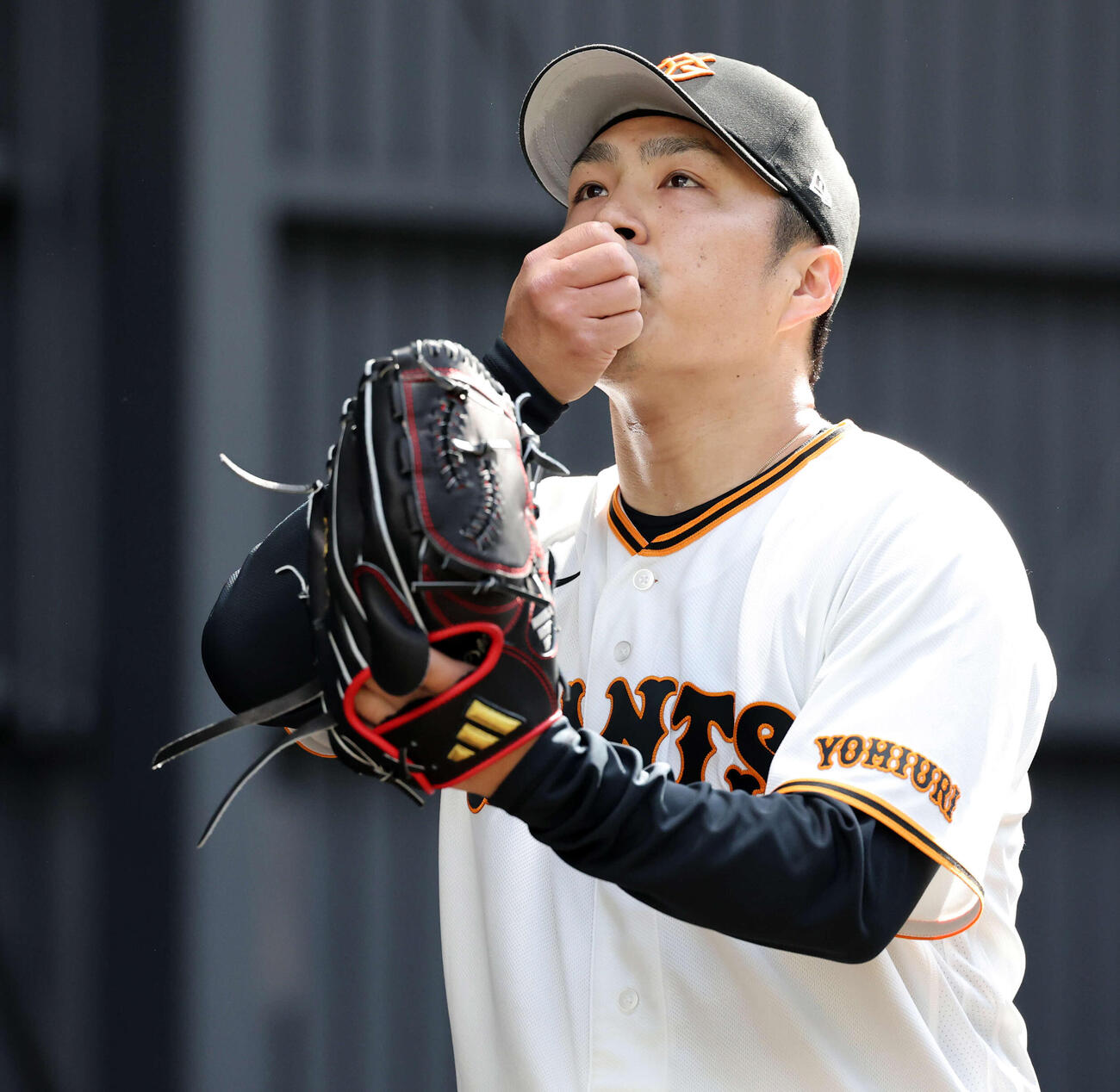 ブルペンで集中する巨人則本（撮影・浅見桂子）