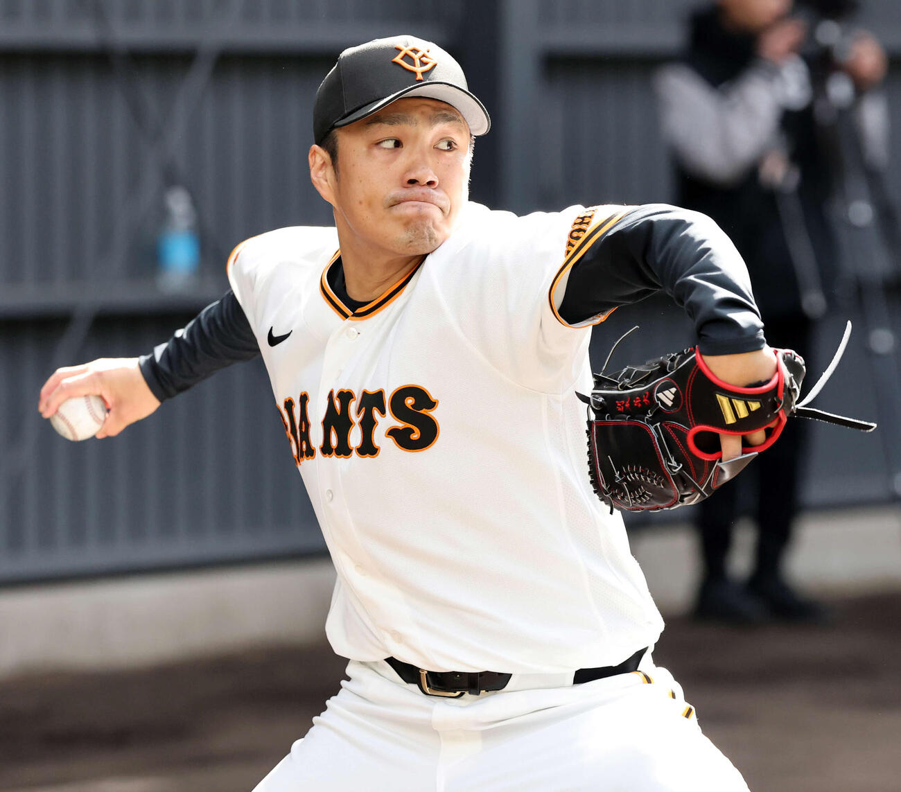 ブルペンで力投する巨人則本（撮影・浅見桂子）
