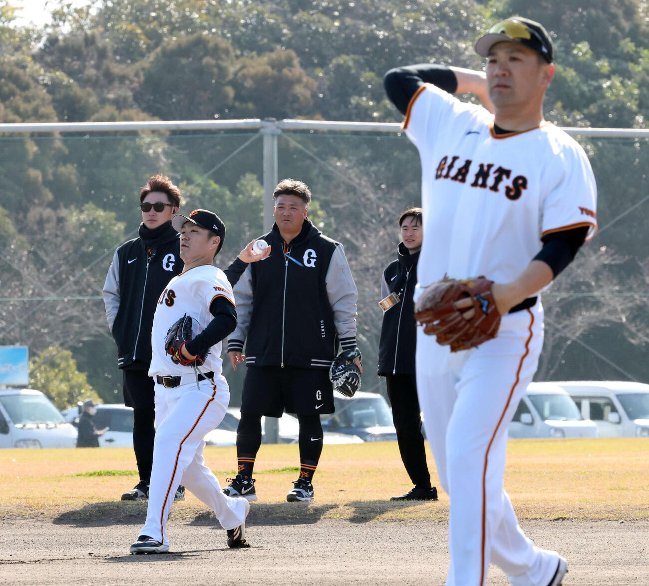 並んでキャッチボールする巨人則本（左）と田中将（撮影・浅見桂子）