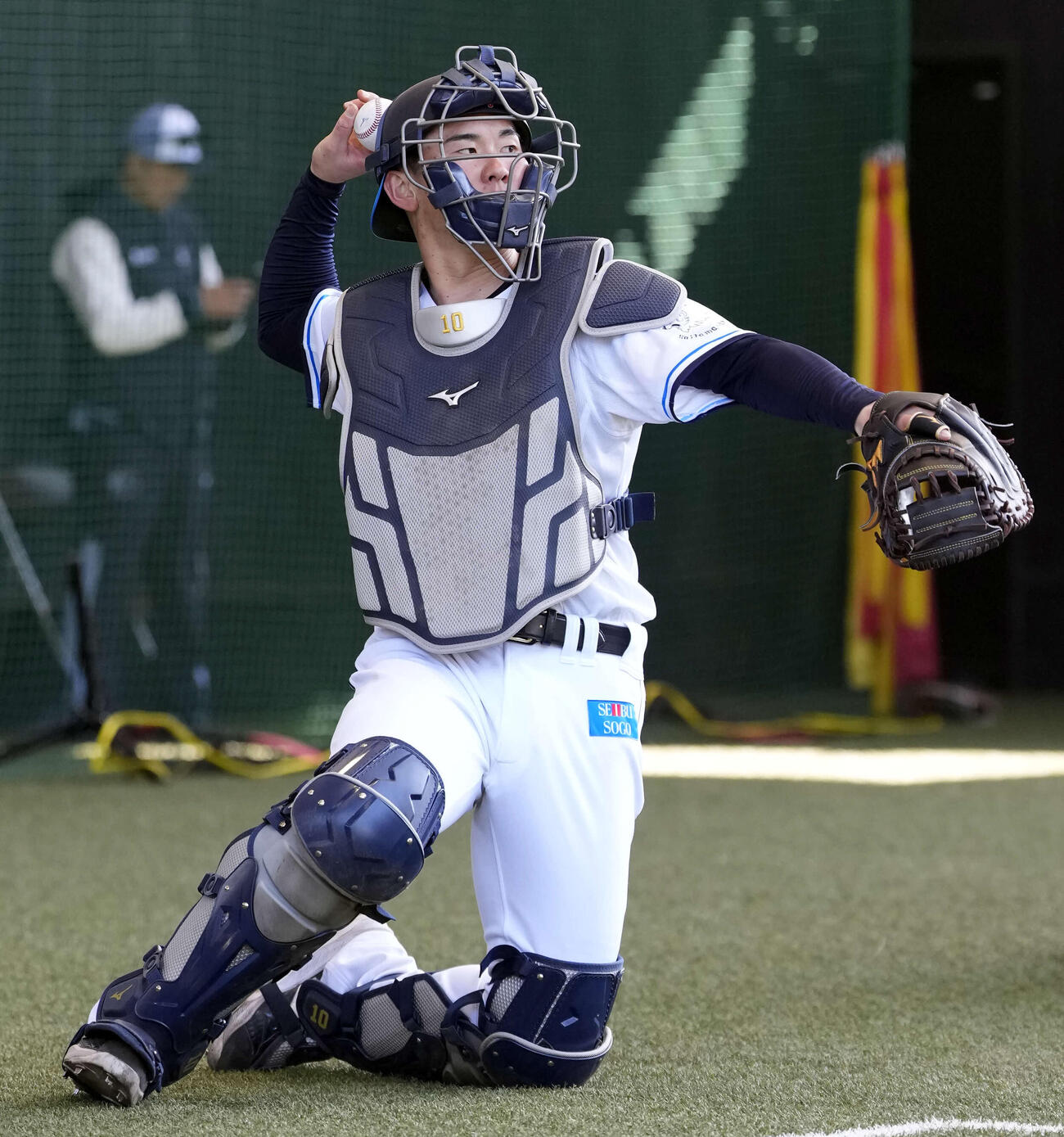 球を受ける西武ドラフト1位の小島（撮影・小島史椰）