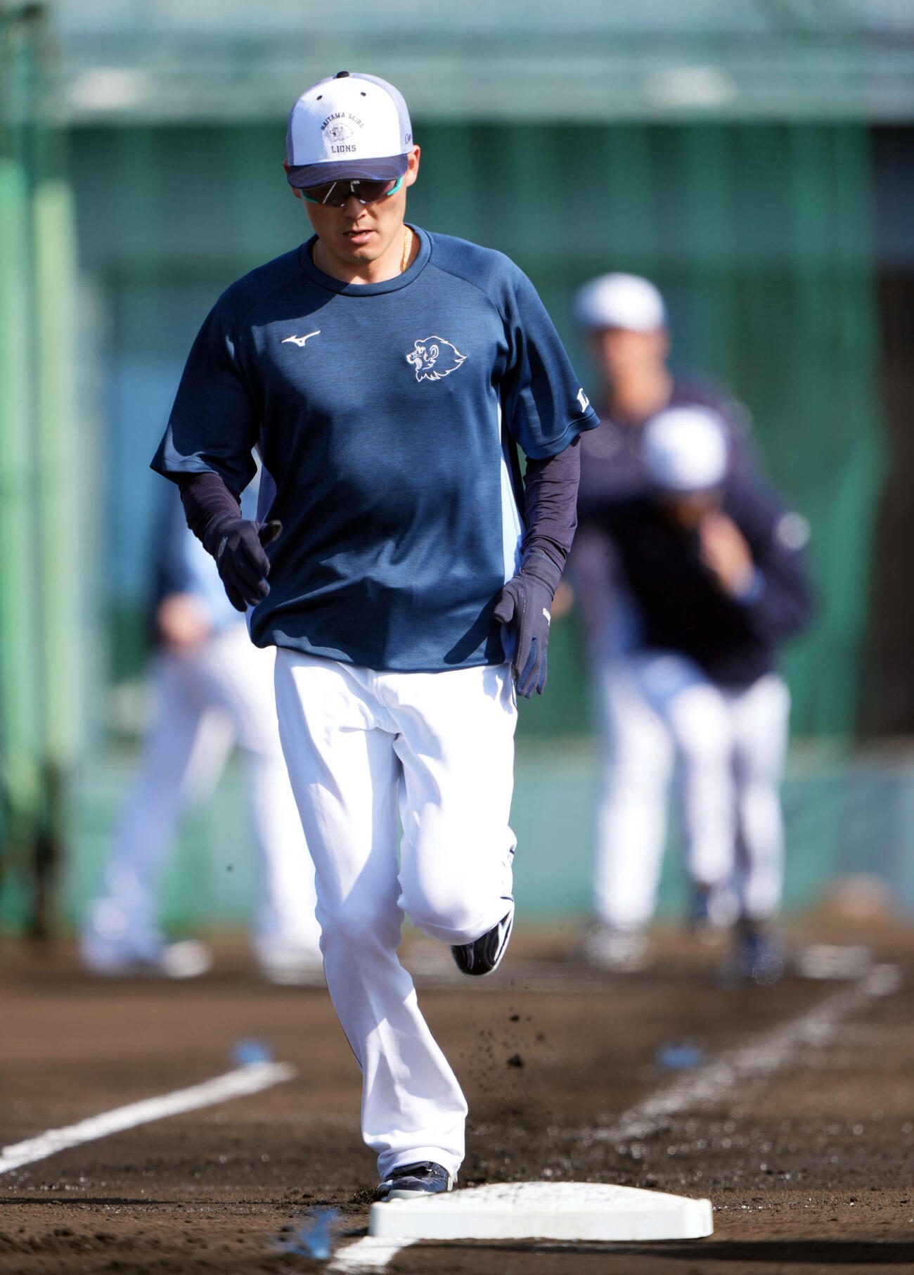 ベースランニングする西武源田（撮影・小島史椰）