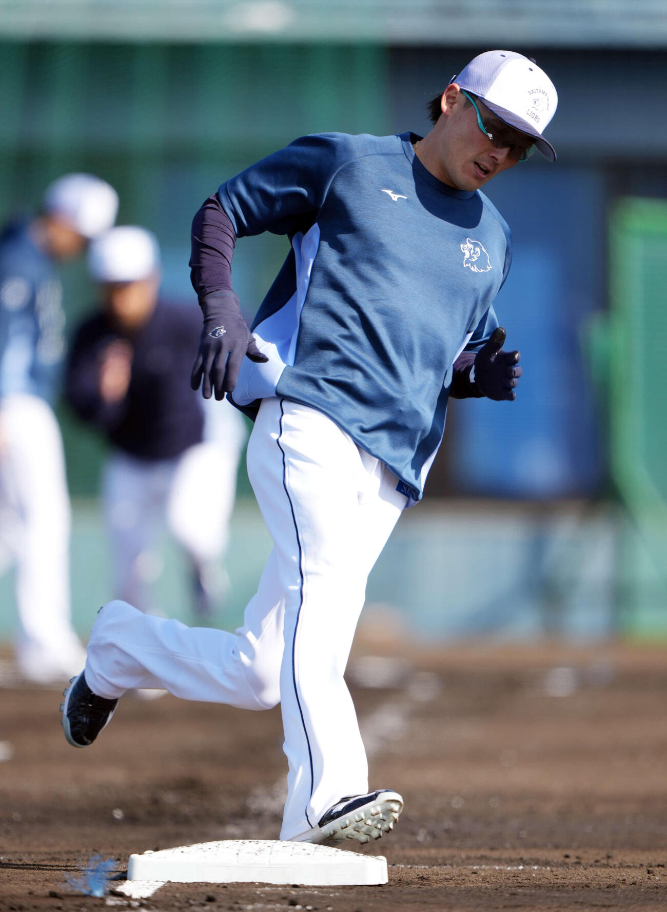 ベースランニングする西武源田（撮影・小島史椰）