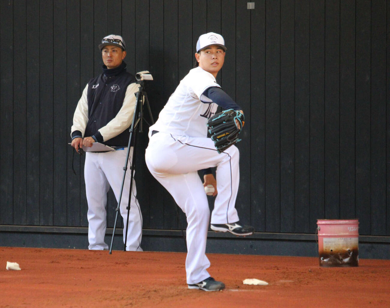 キャンプ初日にブルペン投球した西武浜屋（撮影・金子真仁）