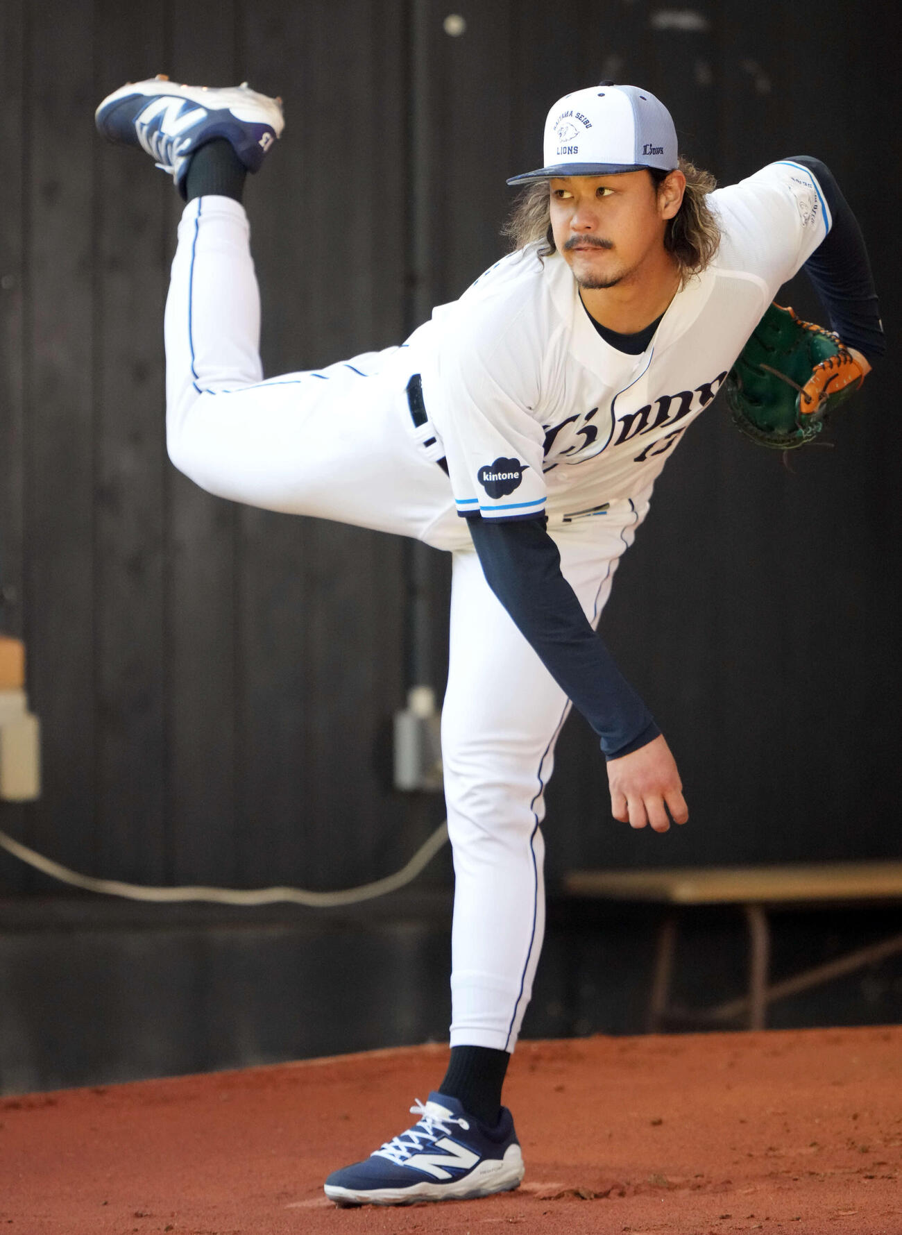 ブルペンで投球する西武高橋（撮影・小島史椰）