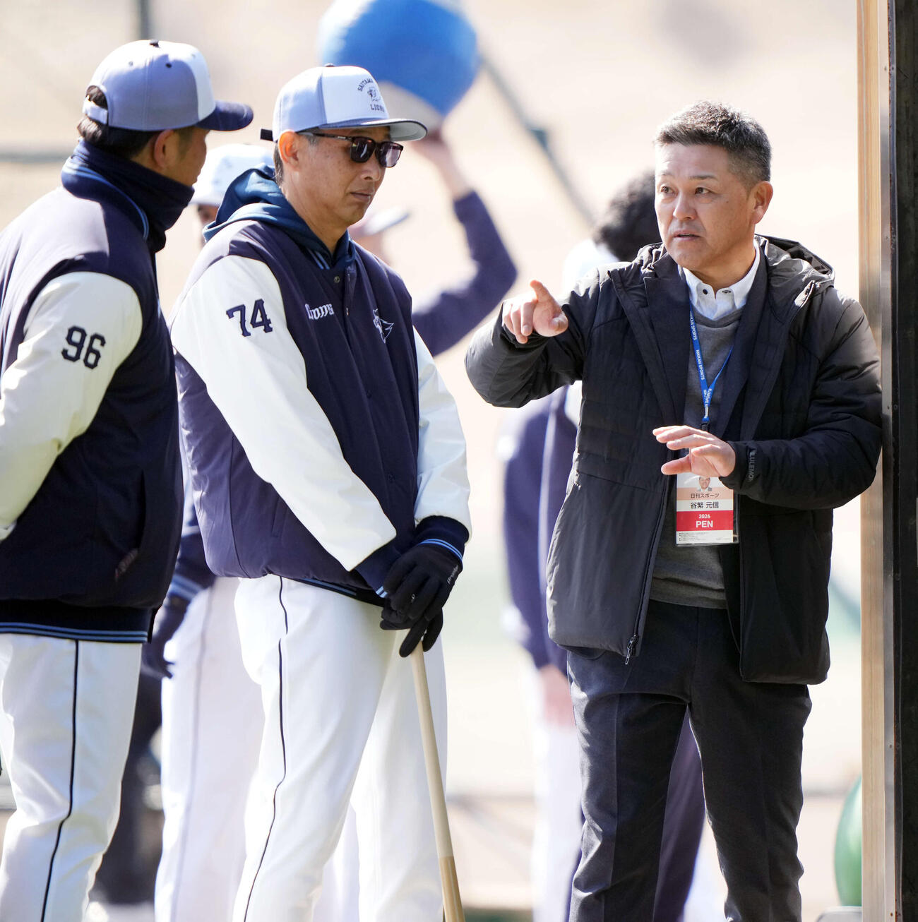 ブルペンで談笑する西武西口監督（左から2人目）と本紙評論家の谷繁氏（左から3番目）（撮影・小島史椰）