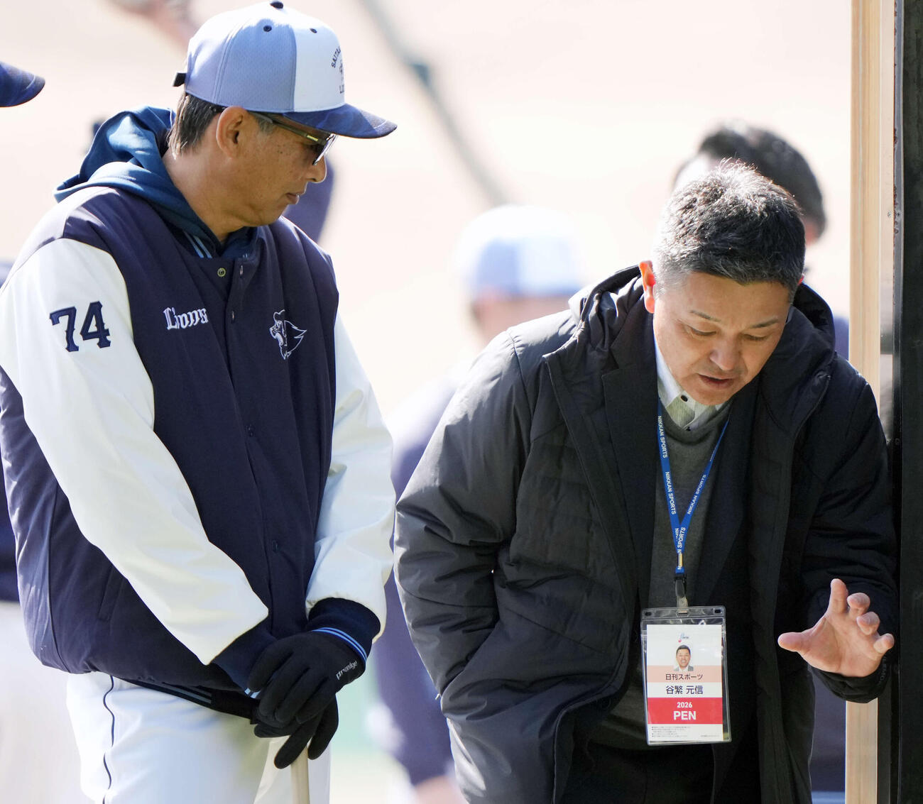 ブルペンで談笑する西武西口監督（左）と本紙評論家の谷繁氏（撮影・小島史椰）