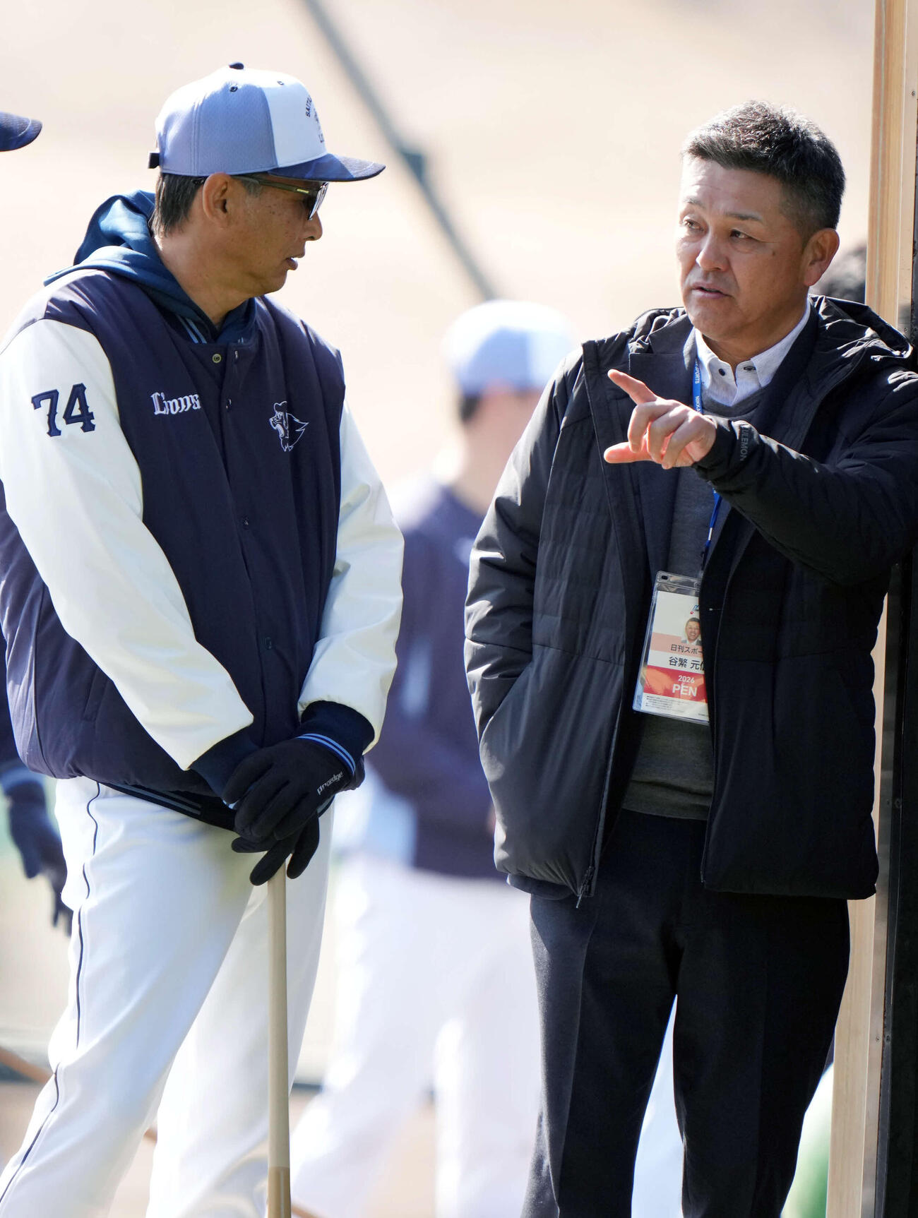 ブルペンで談笑する西武西口監督（左）と本紙評論家の谷繁氏（撮影・小島史椰）
