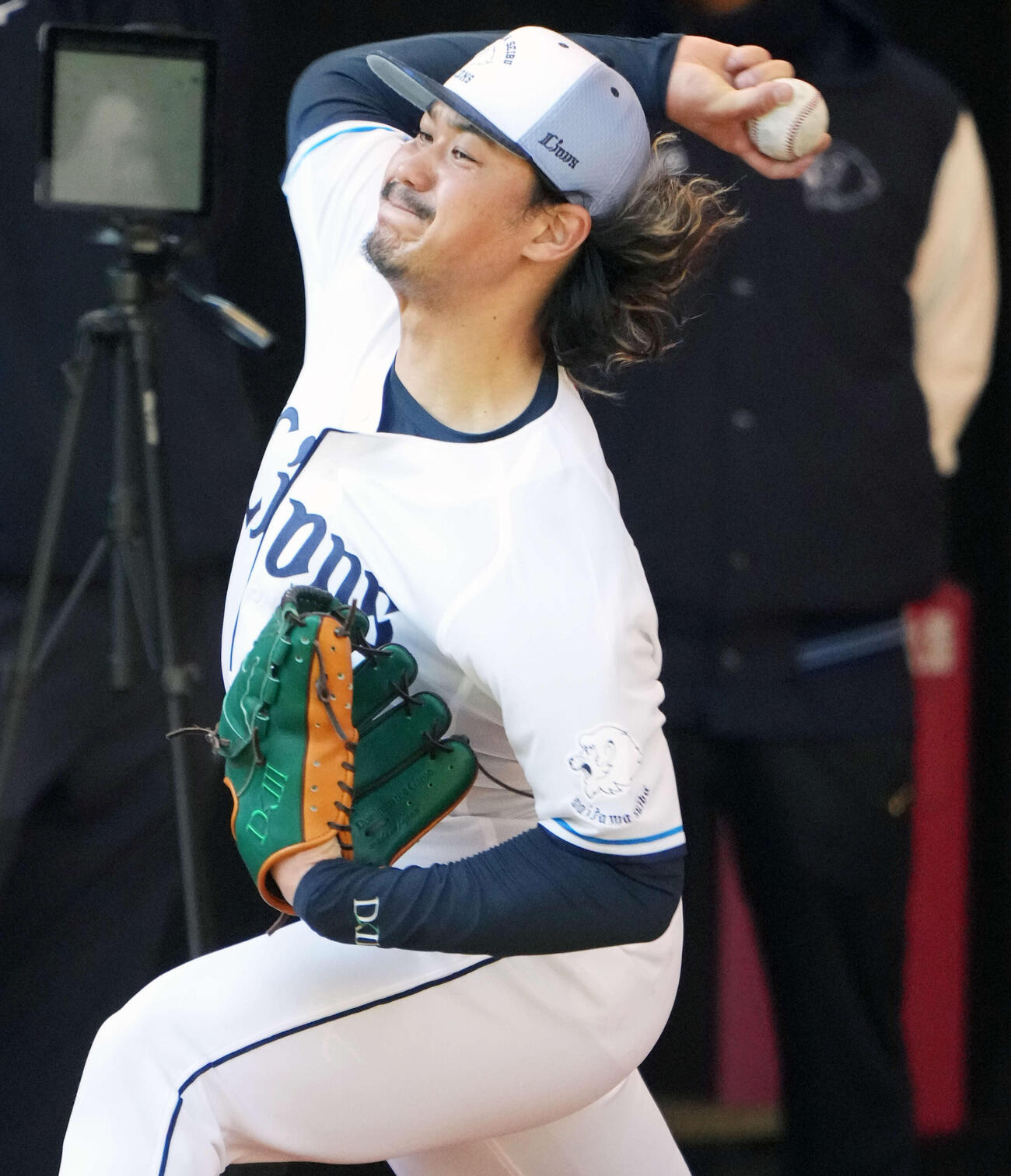 ブルペンで投球する西武高橋（撮影・小島史椰）