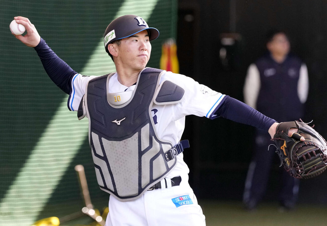 球を受ける西武小島（撮影・小島史椰）