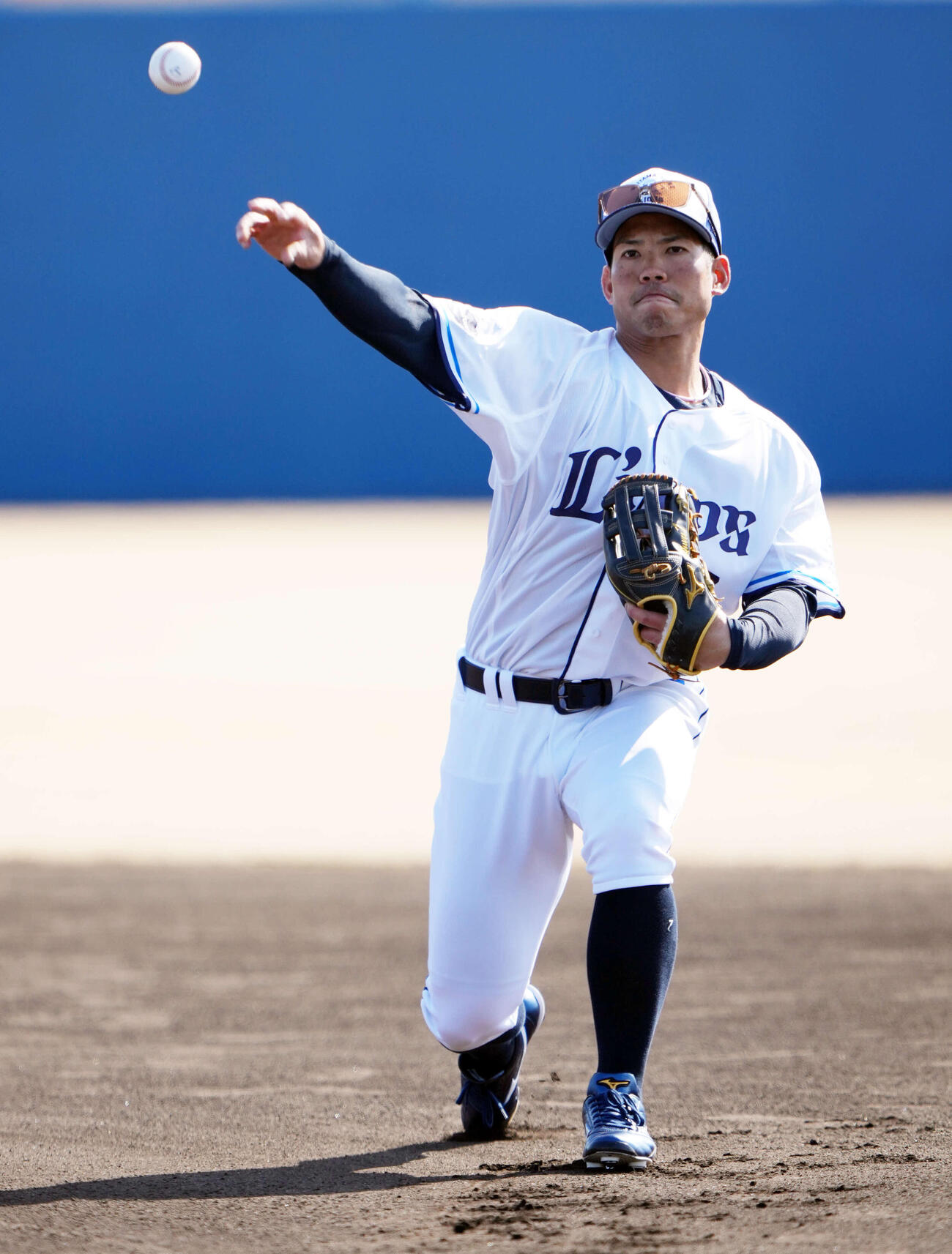 キャッチボールする西武桑原（撮影・小島史椰）