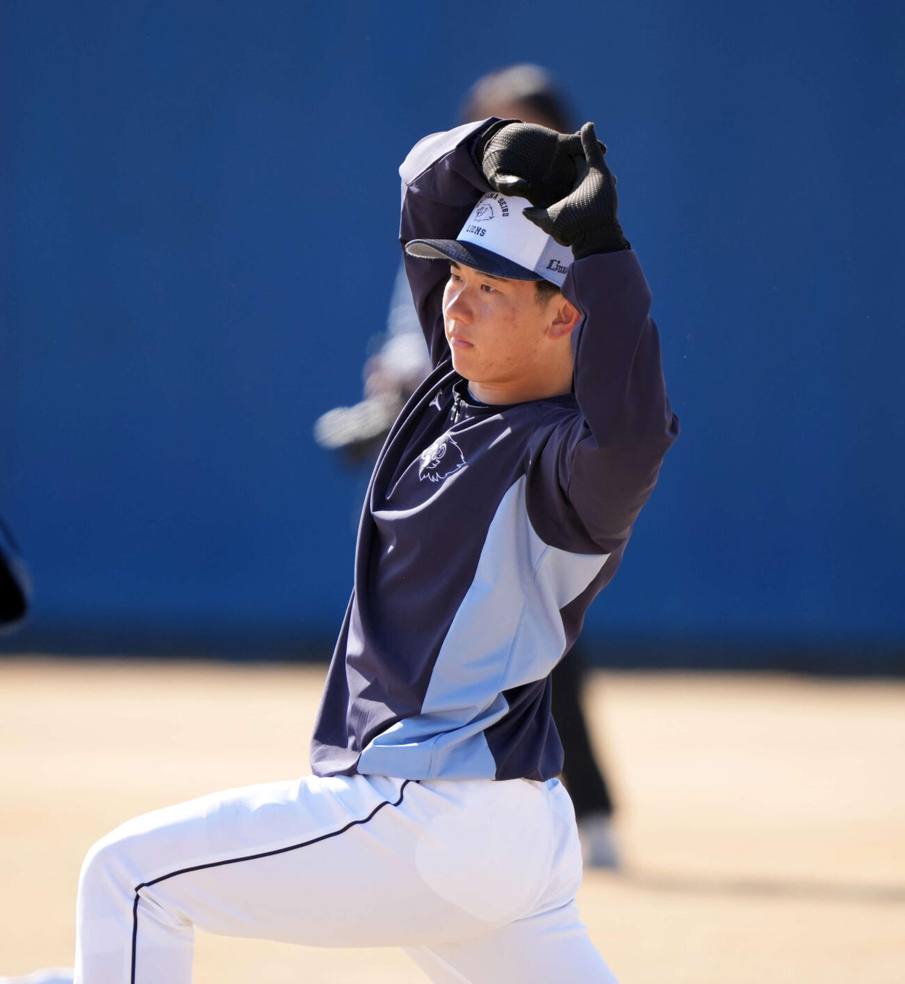 ストレッチする西武小島（撮影・小島史椰）