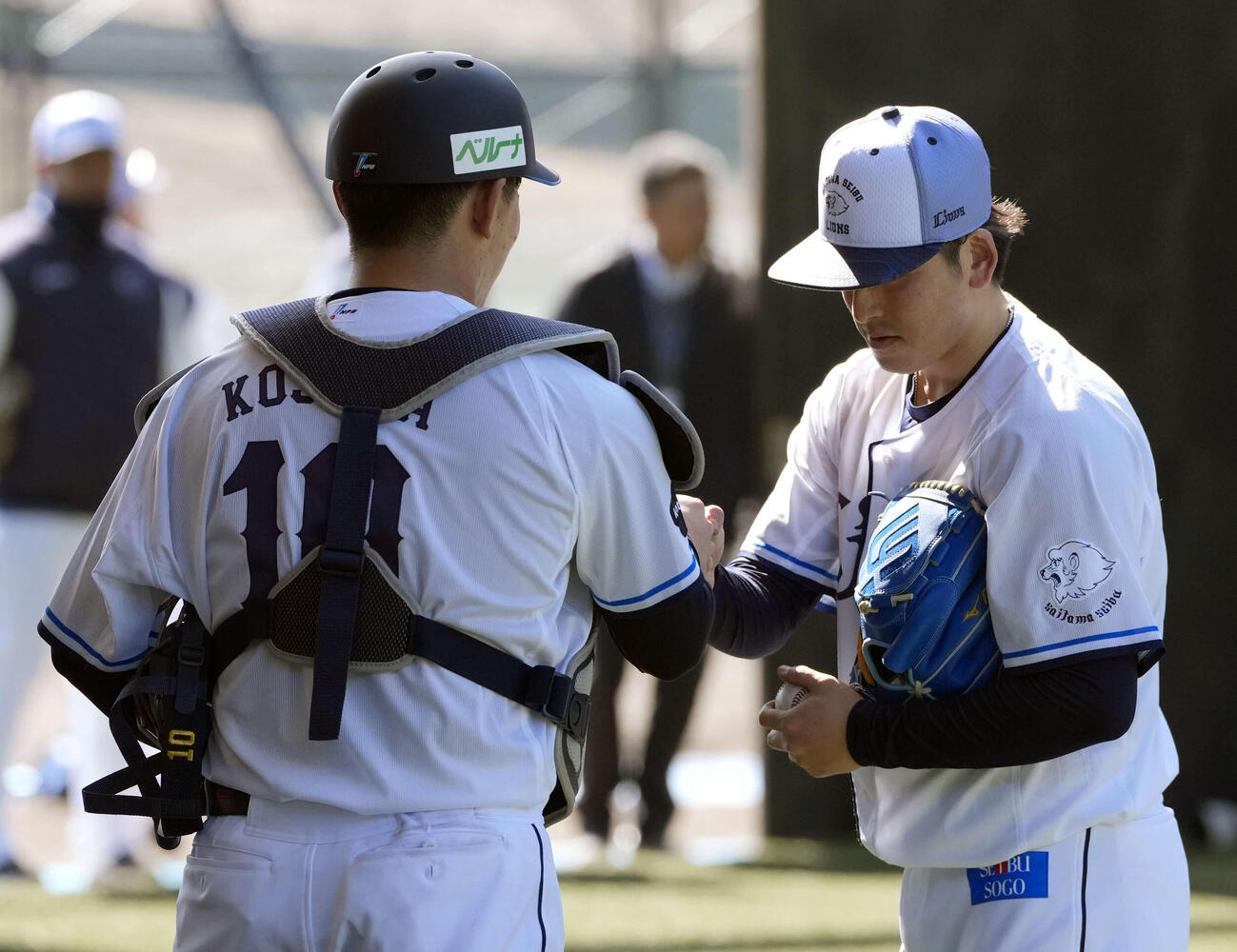 ブルペン投球を終え、グータッチをする捕手の西武ドラフト1位小島（左）と西武隅田（撮影・小島史椰）