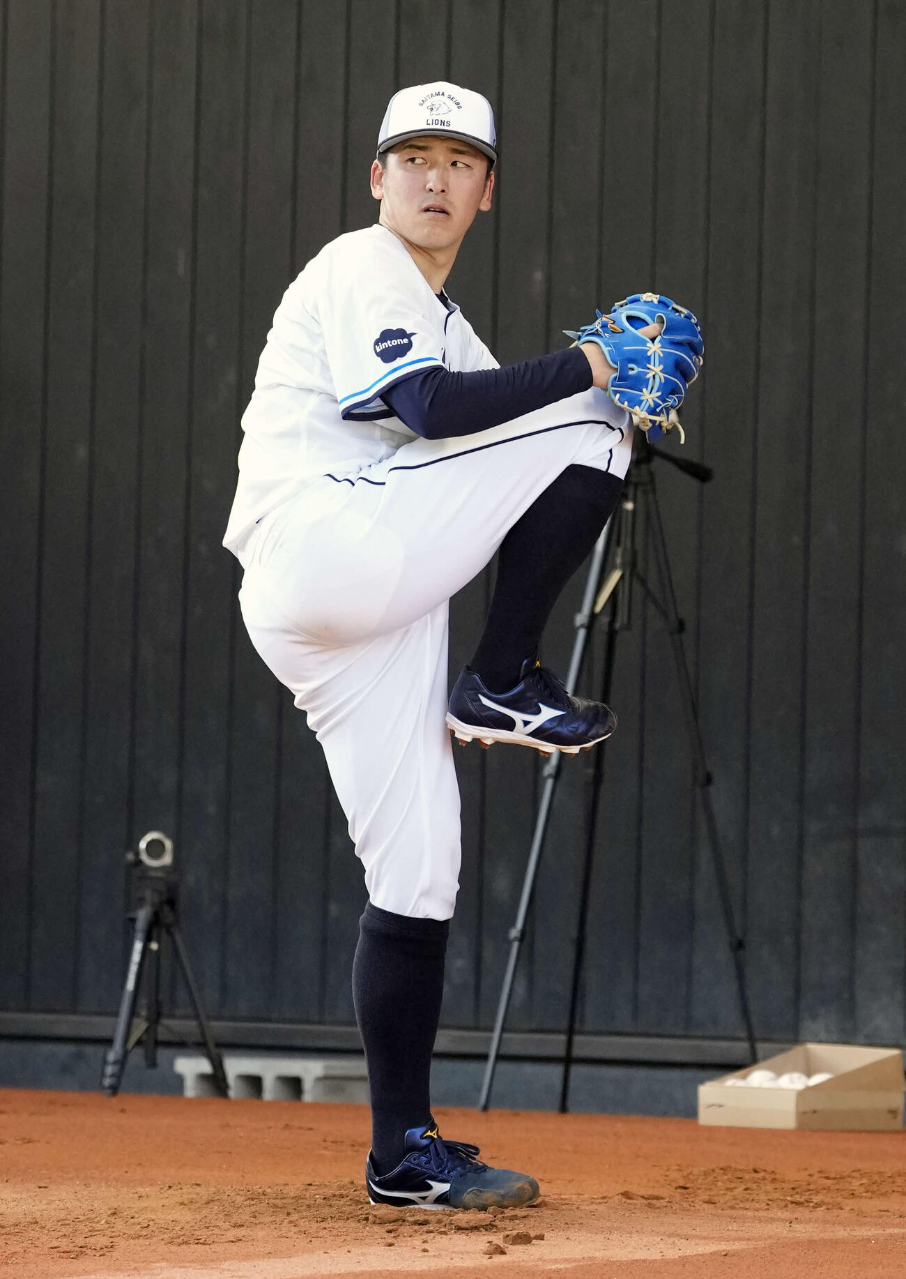 ブルペンで投球する西武隅田（撮影・小島史椰）