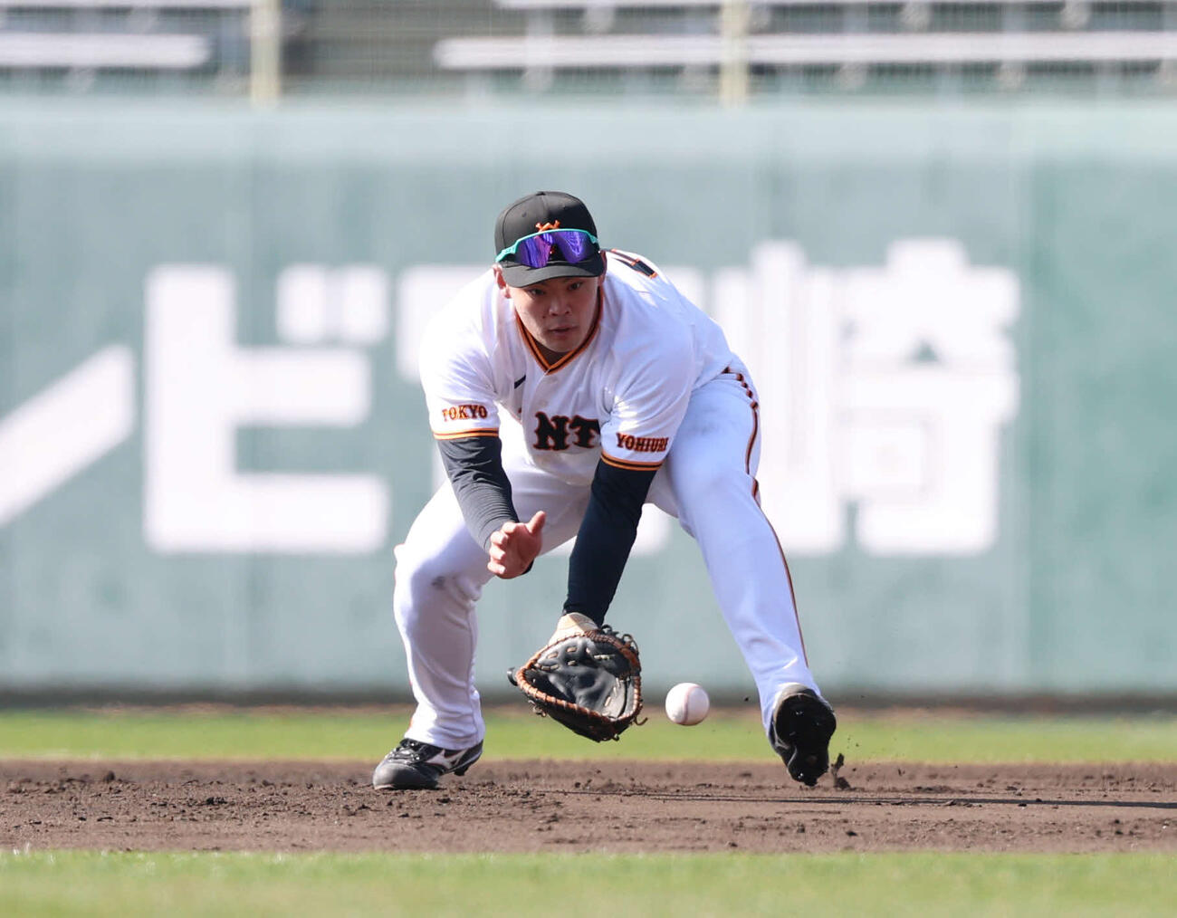 春季キャンプで1塁でノックを受ける巨人荒巻（撮影・増田悦実）