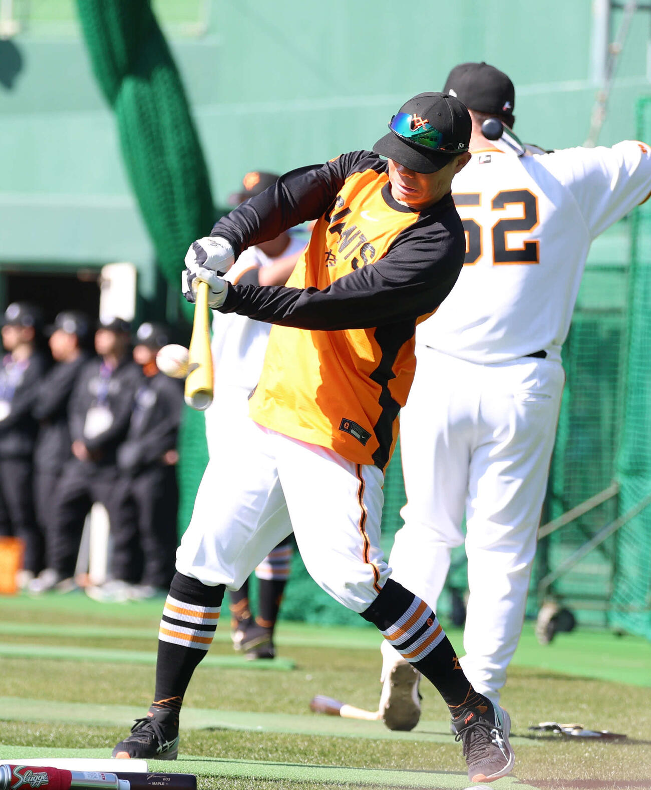 春季キャンプでロングティー打撃をする巨人門脇（撮影・増田悦実）