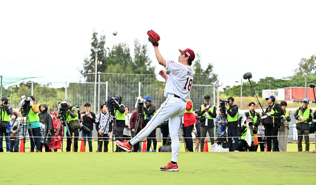 多くの報道陣の注目を集めた楽天前田健のブルペン投球（撮影・滝沢徹郎）