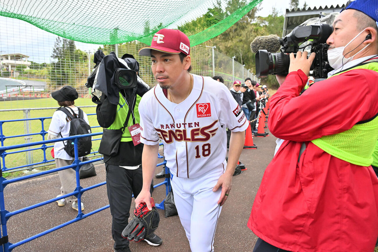 ブルペンの投球練習を終え移動する楽天前田健（撮影・滝沢徹郎）